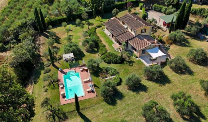 Villa sofisticata con giardino e piscina a Cortone, Toscana.