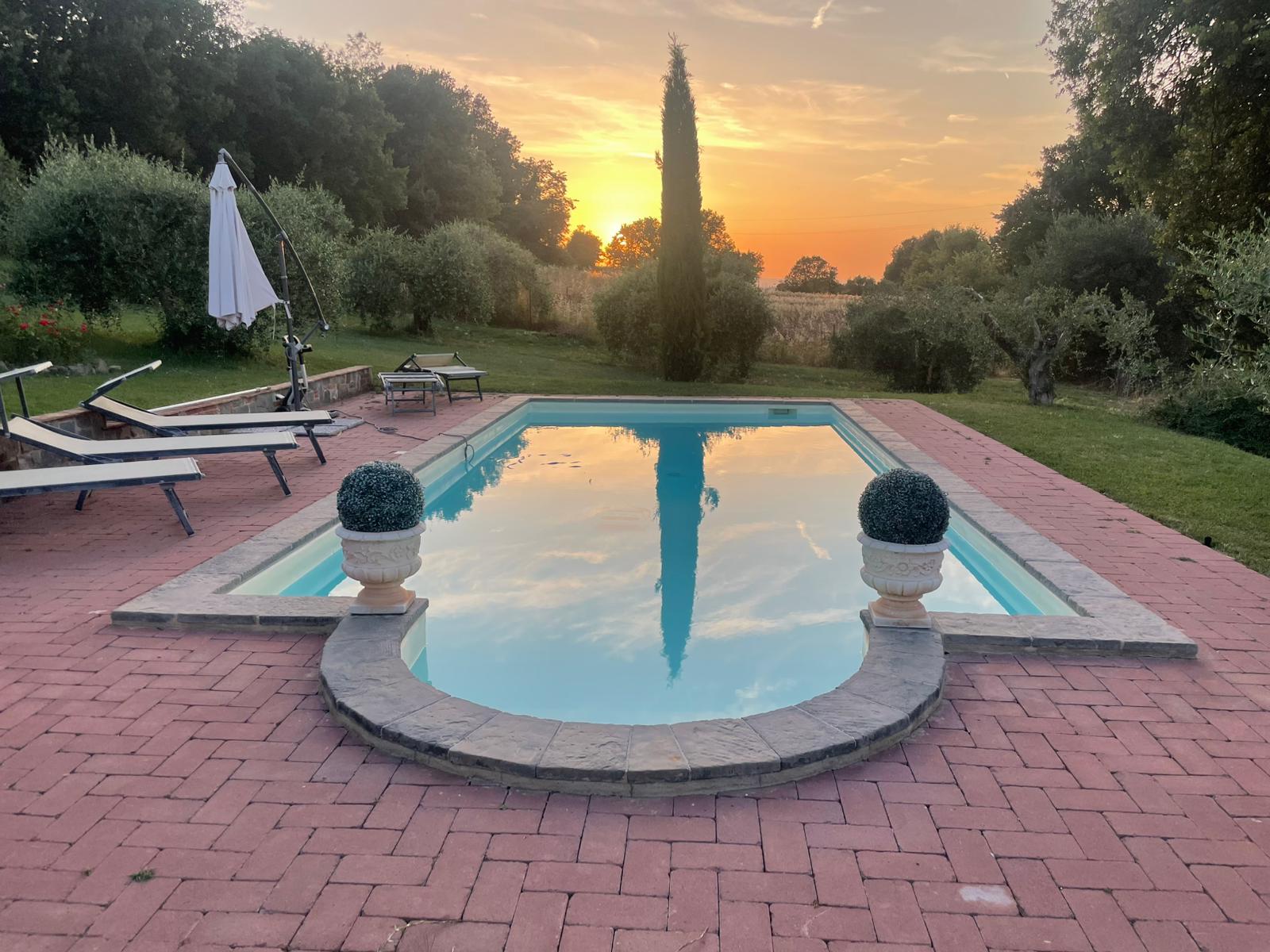 Villa sofisticata con giardino e piscina a Cortone, Toscana.