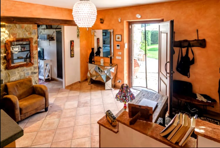 Villa sofisticata con giardino e piscina a Cortone, Toscana.