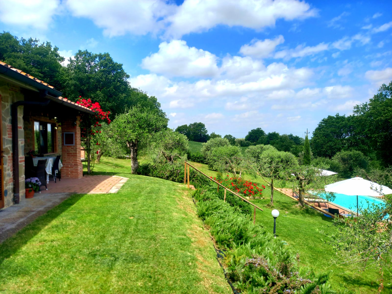 Villa sofisticata con giardino e piscina a Cortone, Toscana.