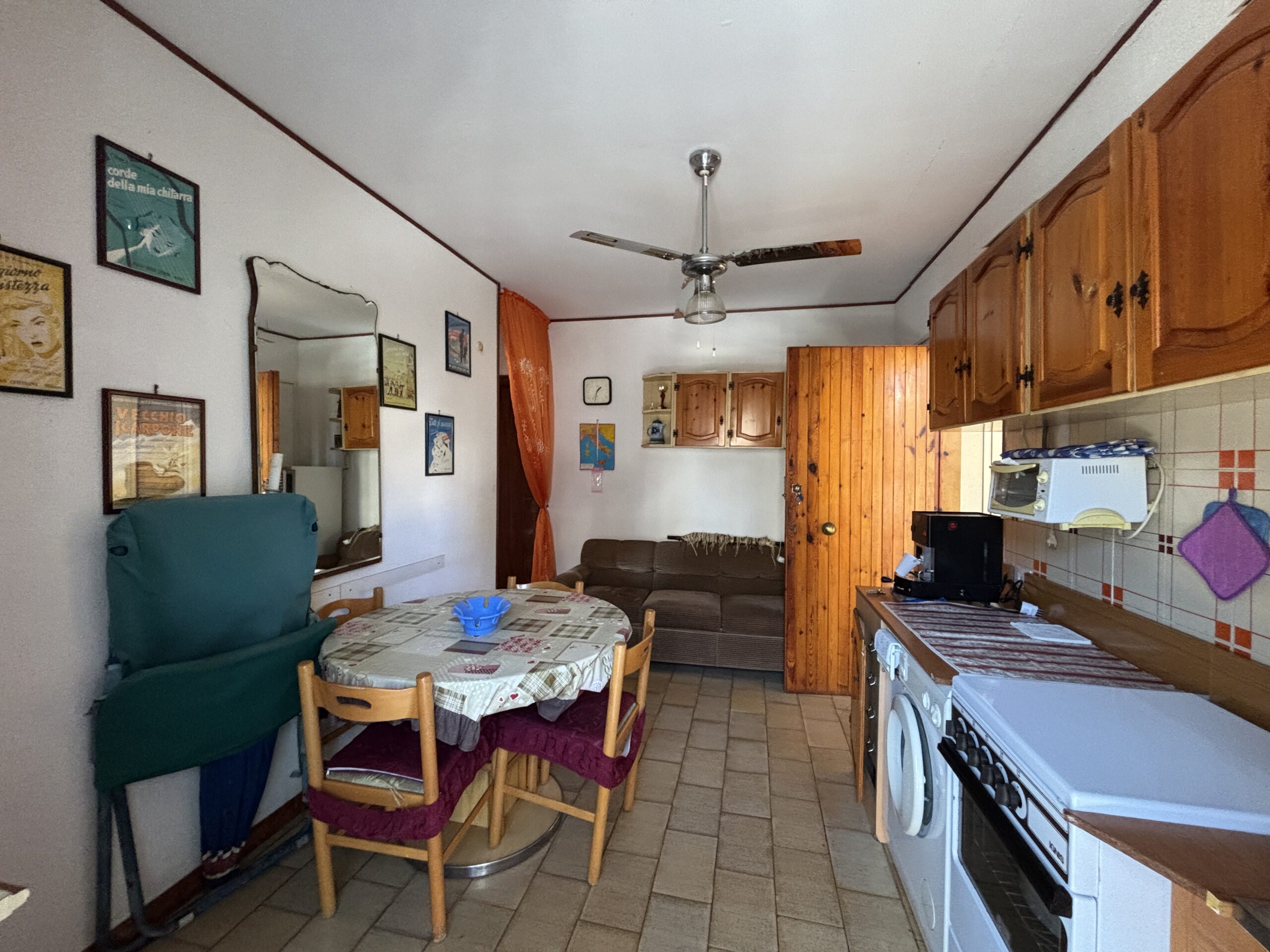 Convenient flat in a quiet and well-connected neighborhood.