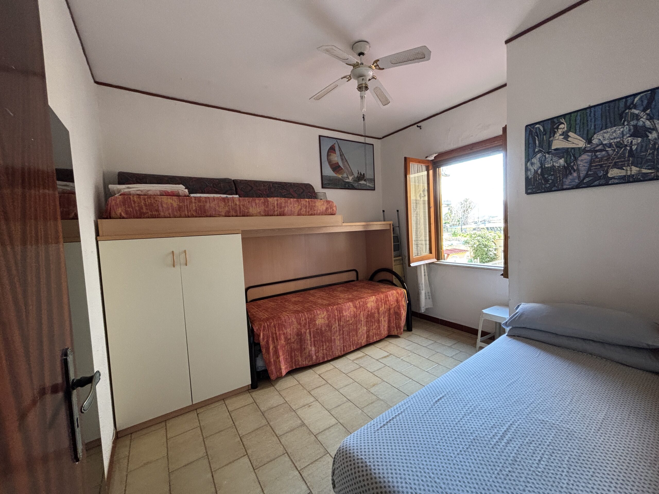 Convenient flat in a quiet and well-connected neighborhood.