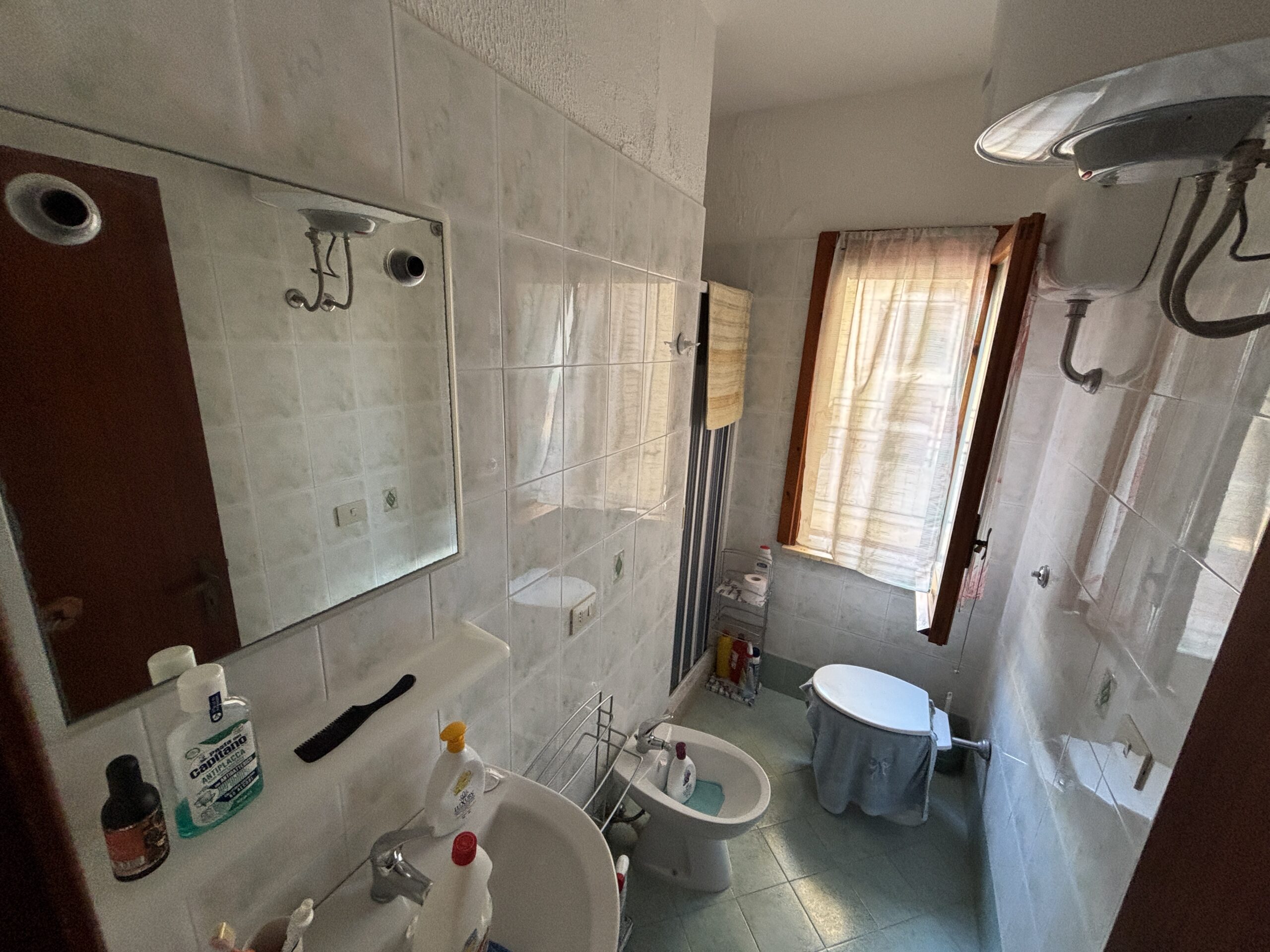 Convenient flat in a quiet and well-connected neighborhood.