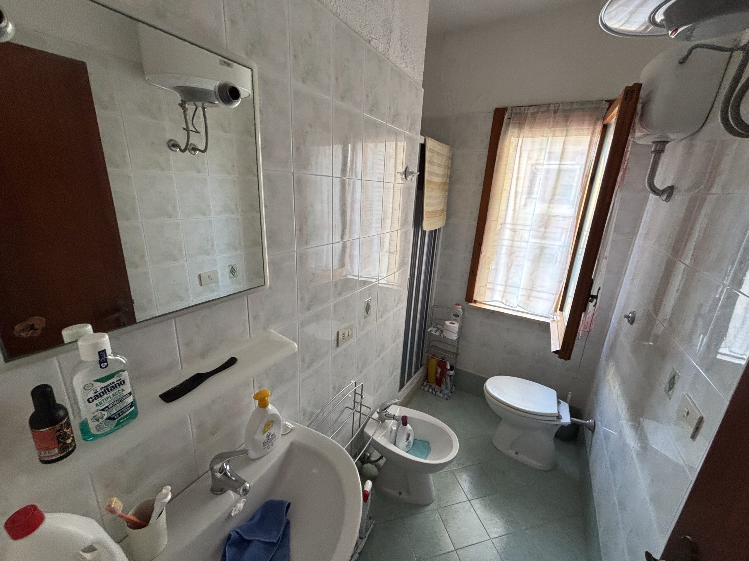 Convenient flat in a quiet and well-connected neighborhood.