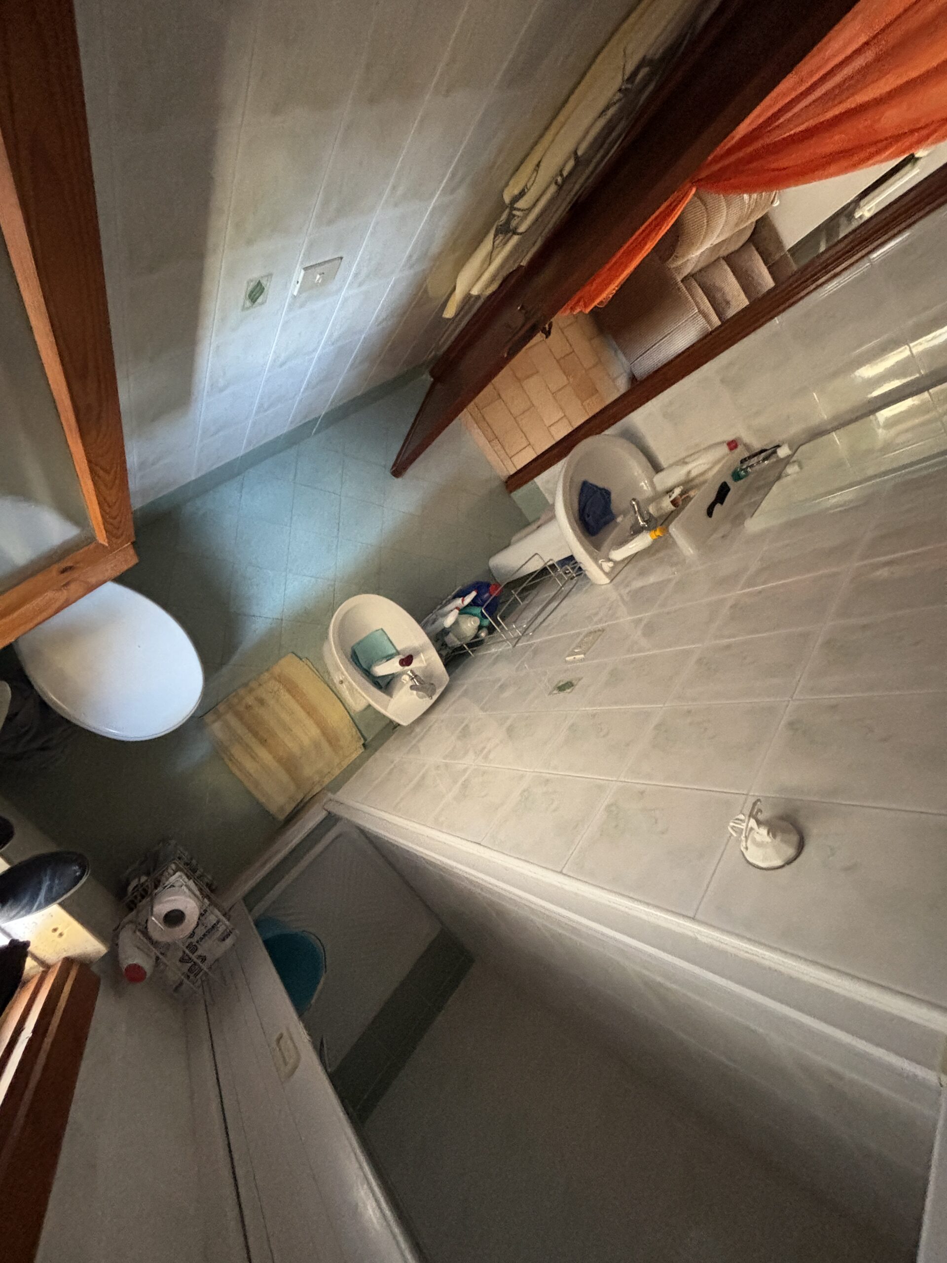 Convenient flat in a quiet and well-connected neighborhood.