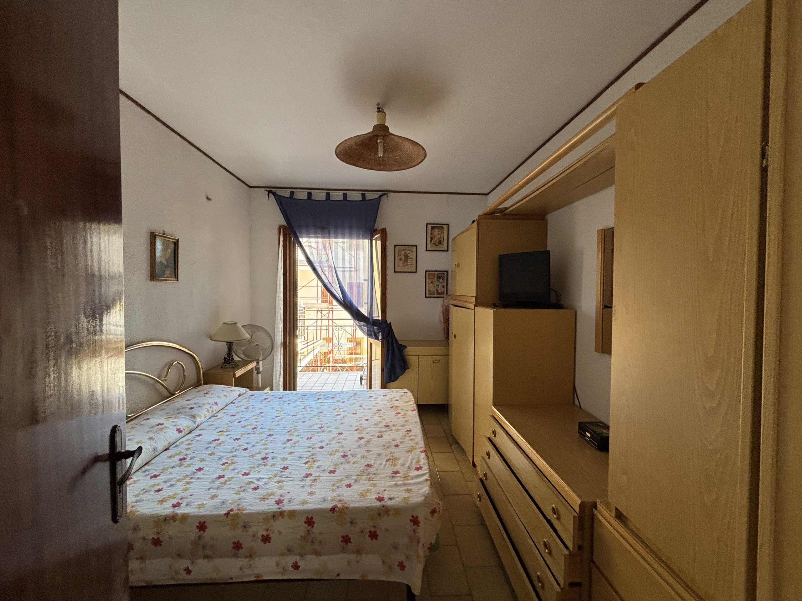 Convenient flat in a quiet and well-connected neighborhood.