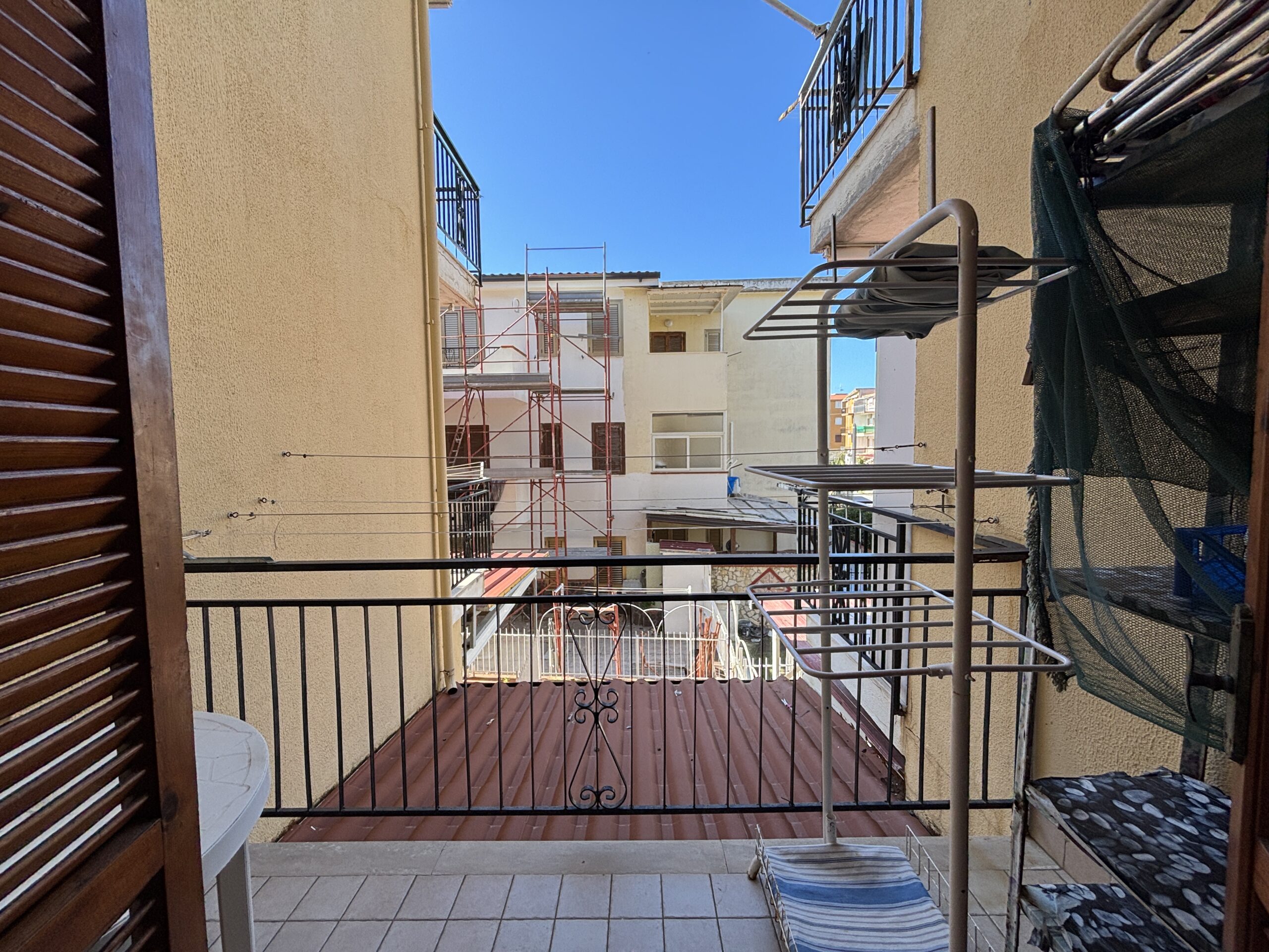 Convenient flat in a quiet and well-connected neighborhood.