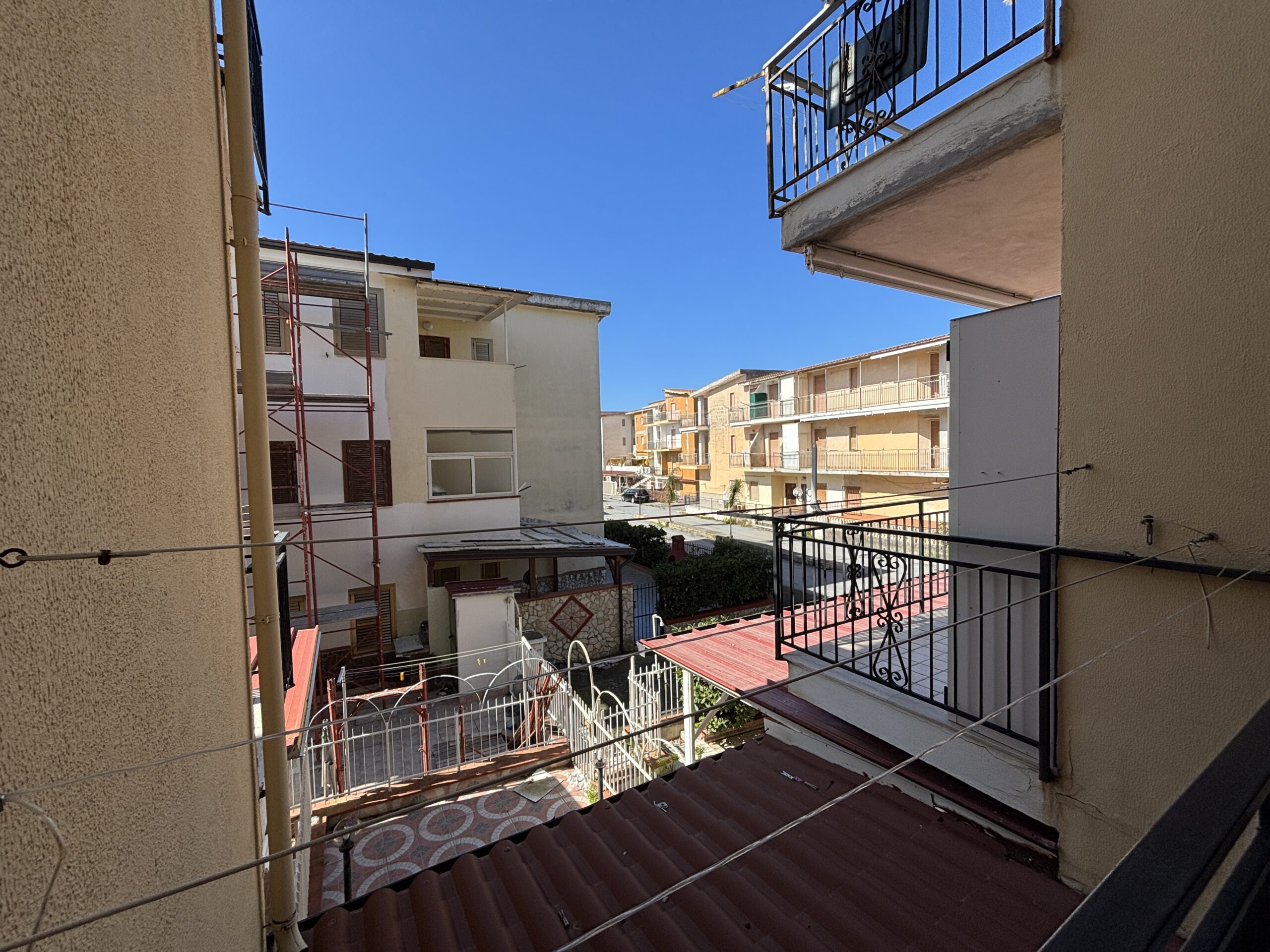 Convenient flat in a quiet and well-connected neighborhood.