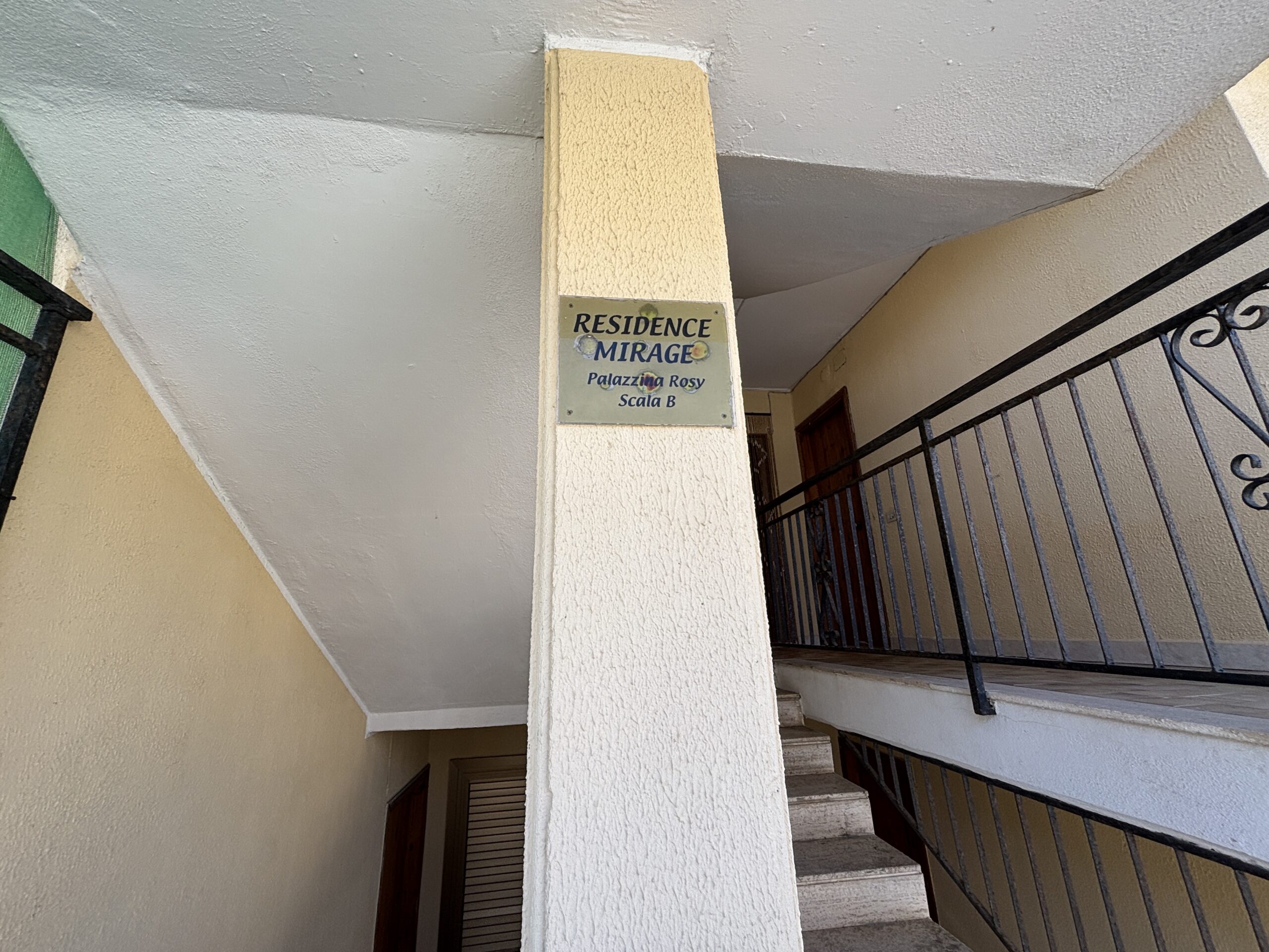 Convenient flat in a quiet and well-connected neighborhood.