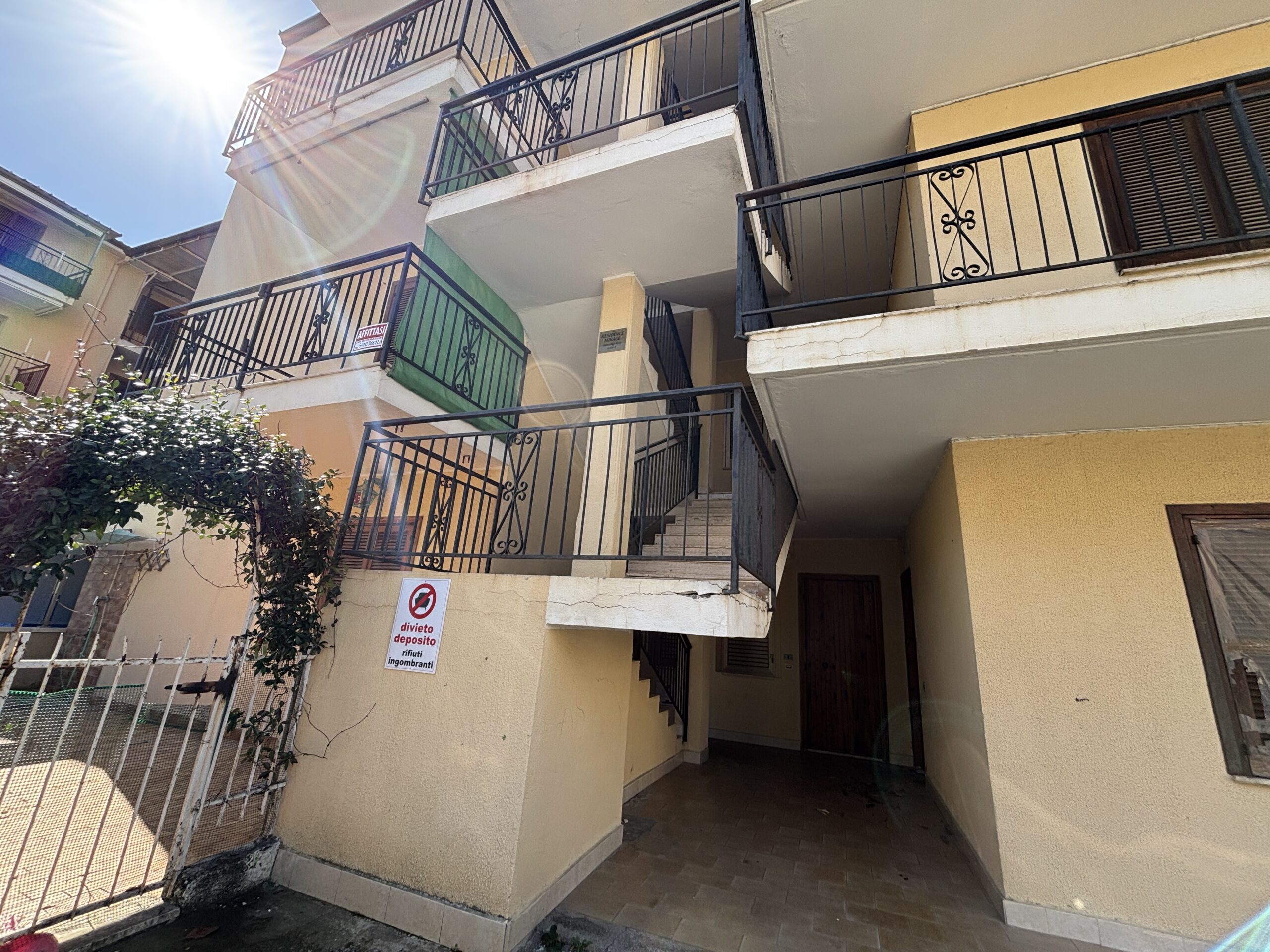 Convenient flat in a quiet and well-connected neighborhood.