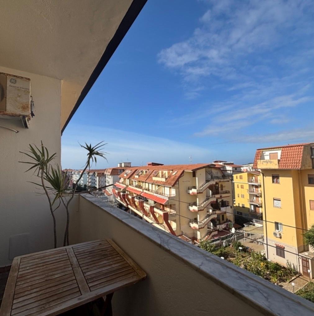 A 3-bedroom flat, a few steps from services.