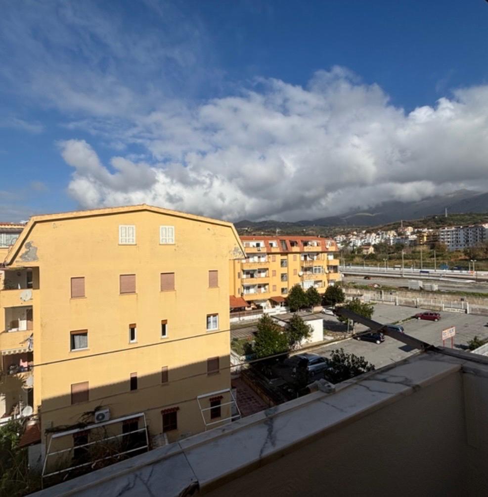 A 3-bedroom flat, a few steps from services.