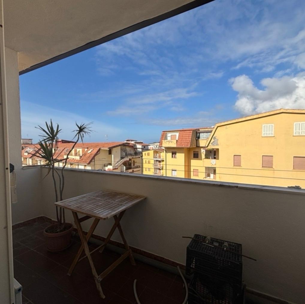 A 3-bedroom flat, a few steps from services.