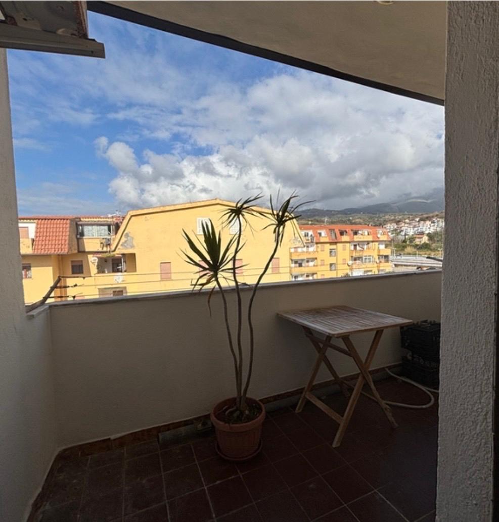 A 3-bedroom flat, a few steps from services.