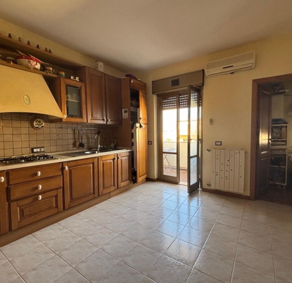 A 3-bedroom flat, a few steps from services.