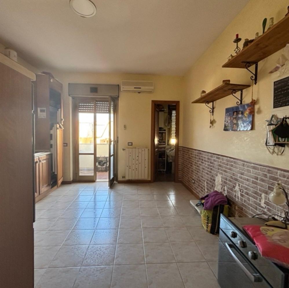 A 3-bedroom flat, a few steps from services.