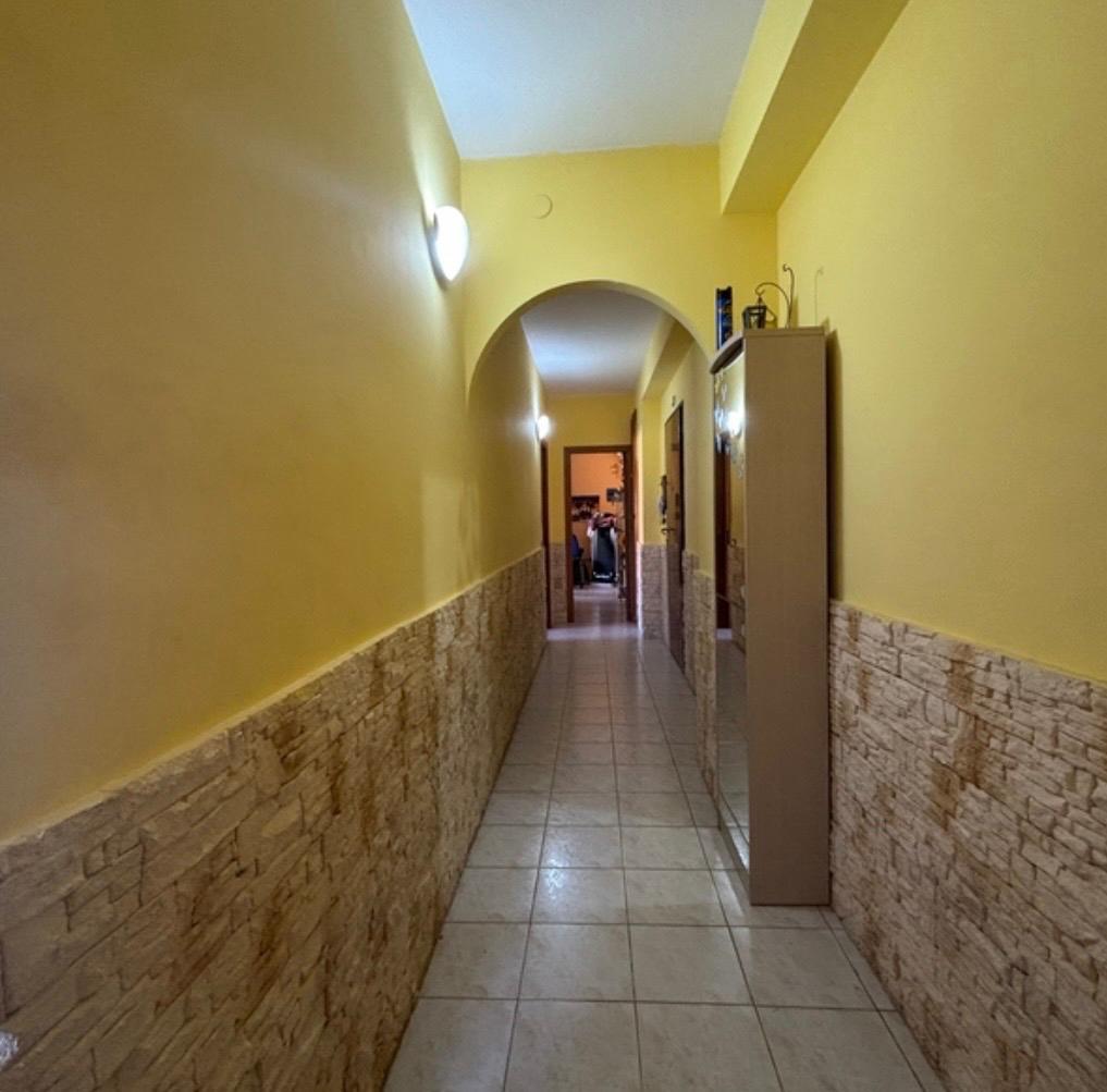 A 3-bedroom flat, a few steps from services.