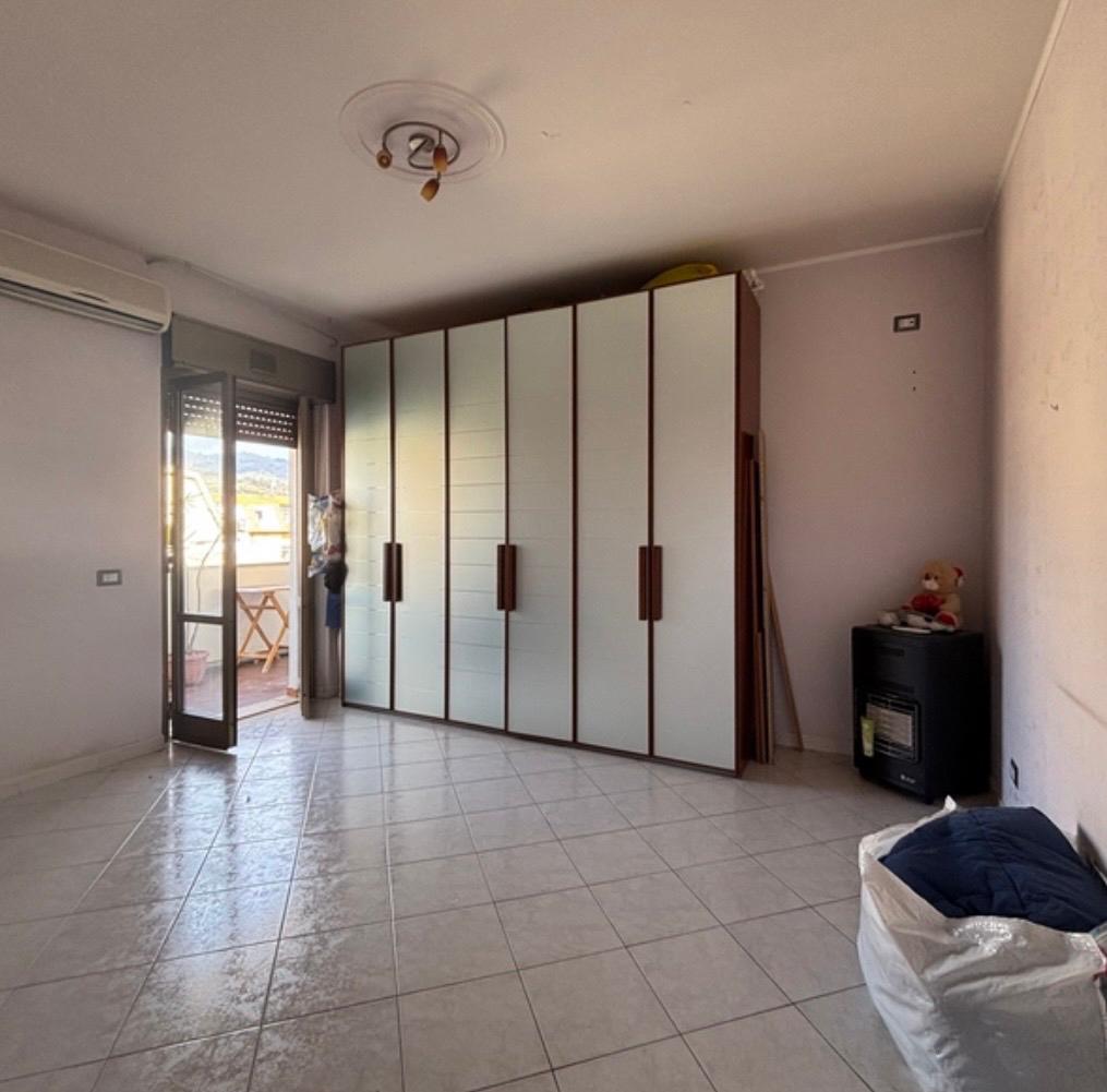 A 3-bedroom flat, a few steps from services.