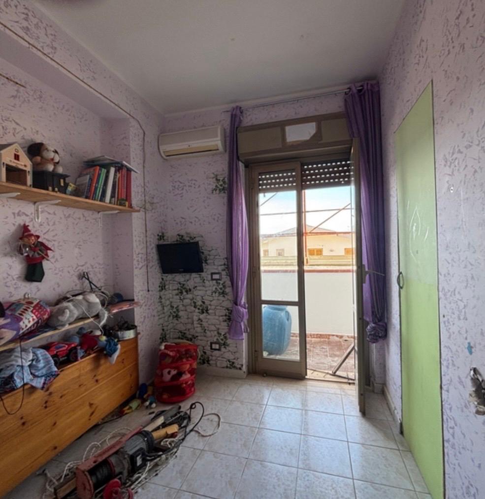 A 3-bedroom flat, a few steps from services.