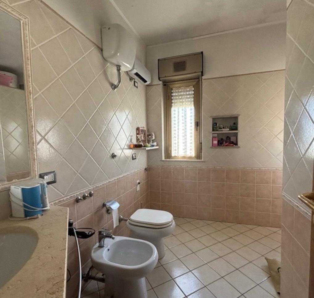 A 3-bedroom flat, a few steps from services.