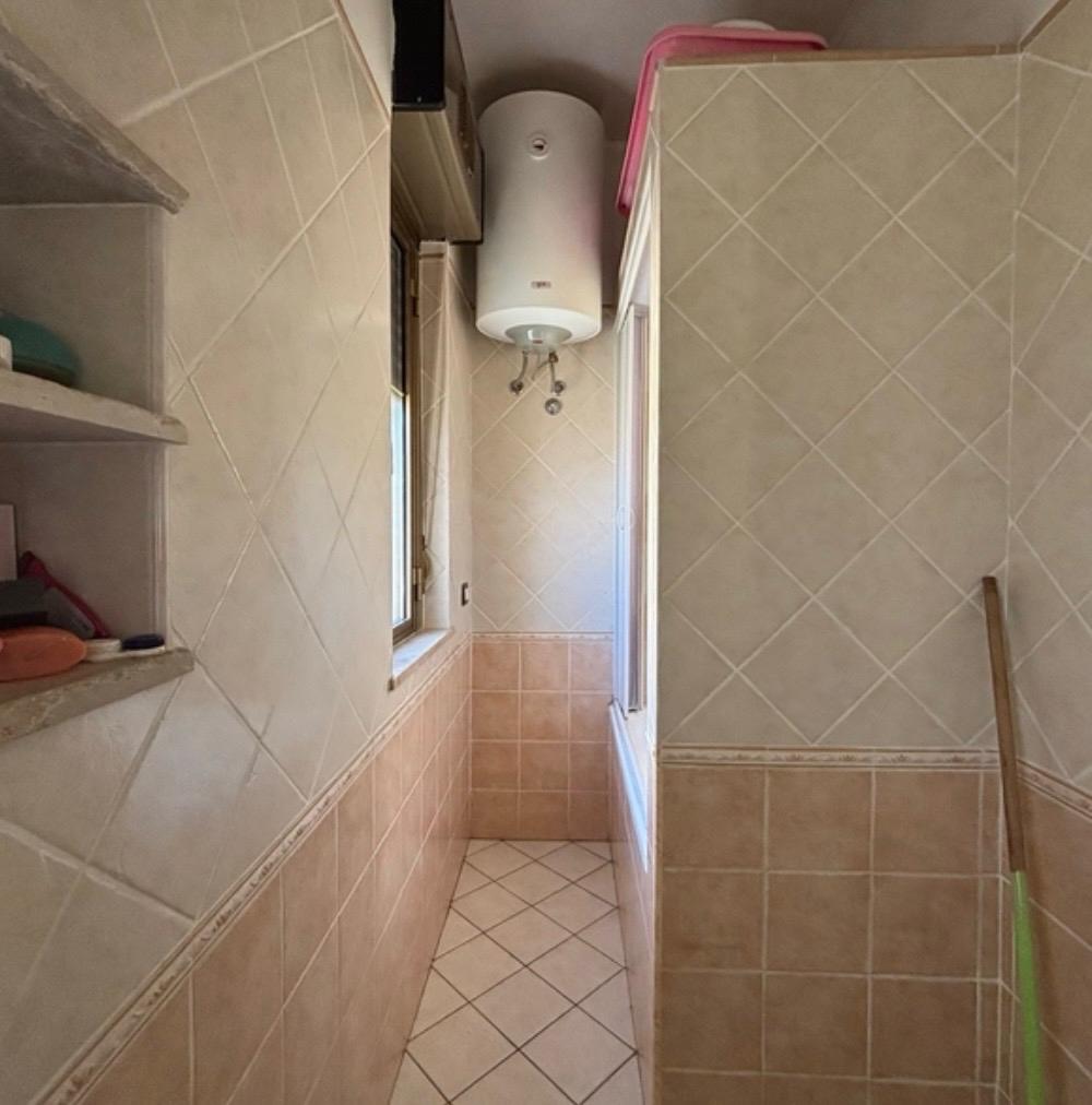 A 3-bedroom flat, a few steps from services.