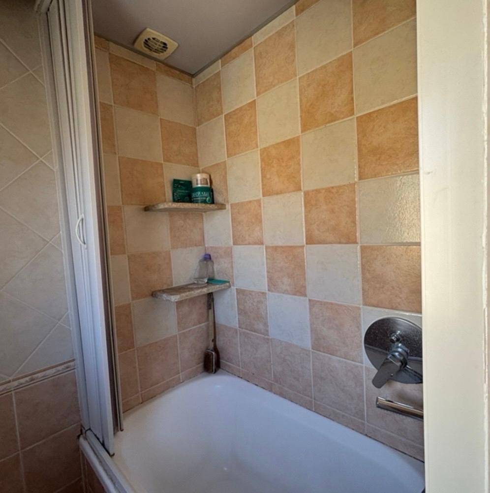 A 3-bedroom flat, a few steps from services.