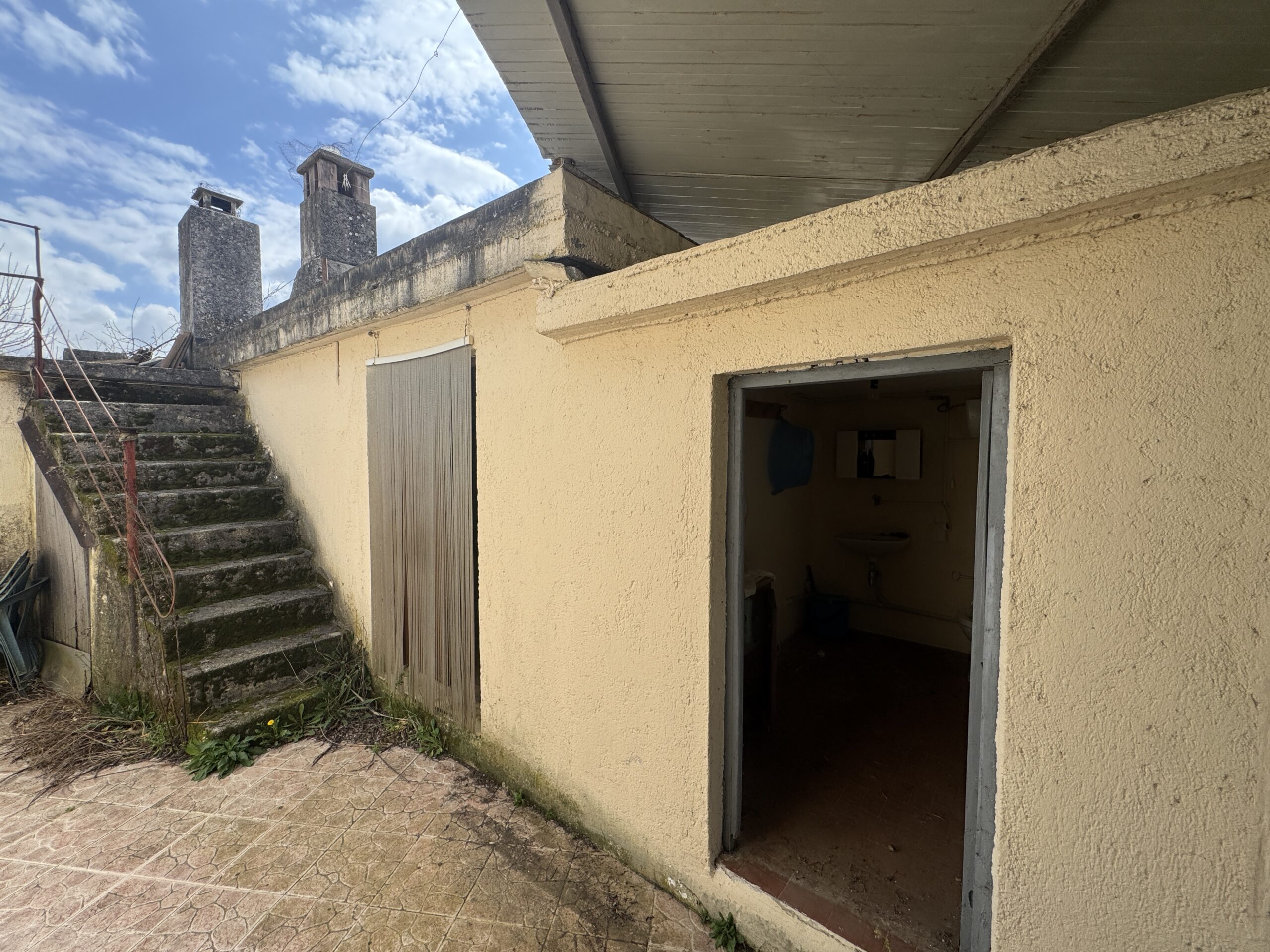 Large house in the middle of nature.