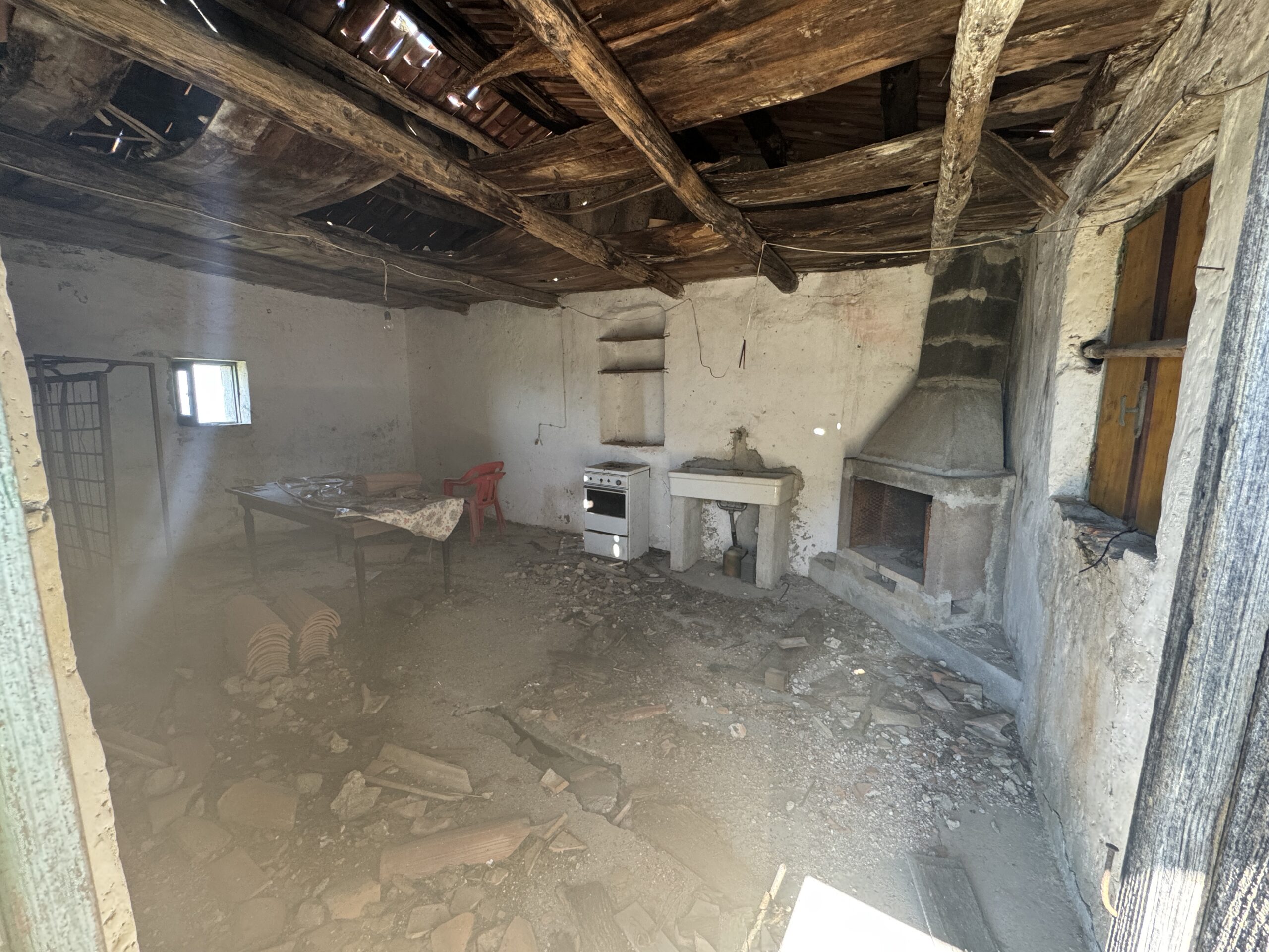 An old debris pit with large grounds and views of the Tyrrhenian Sea.