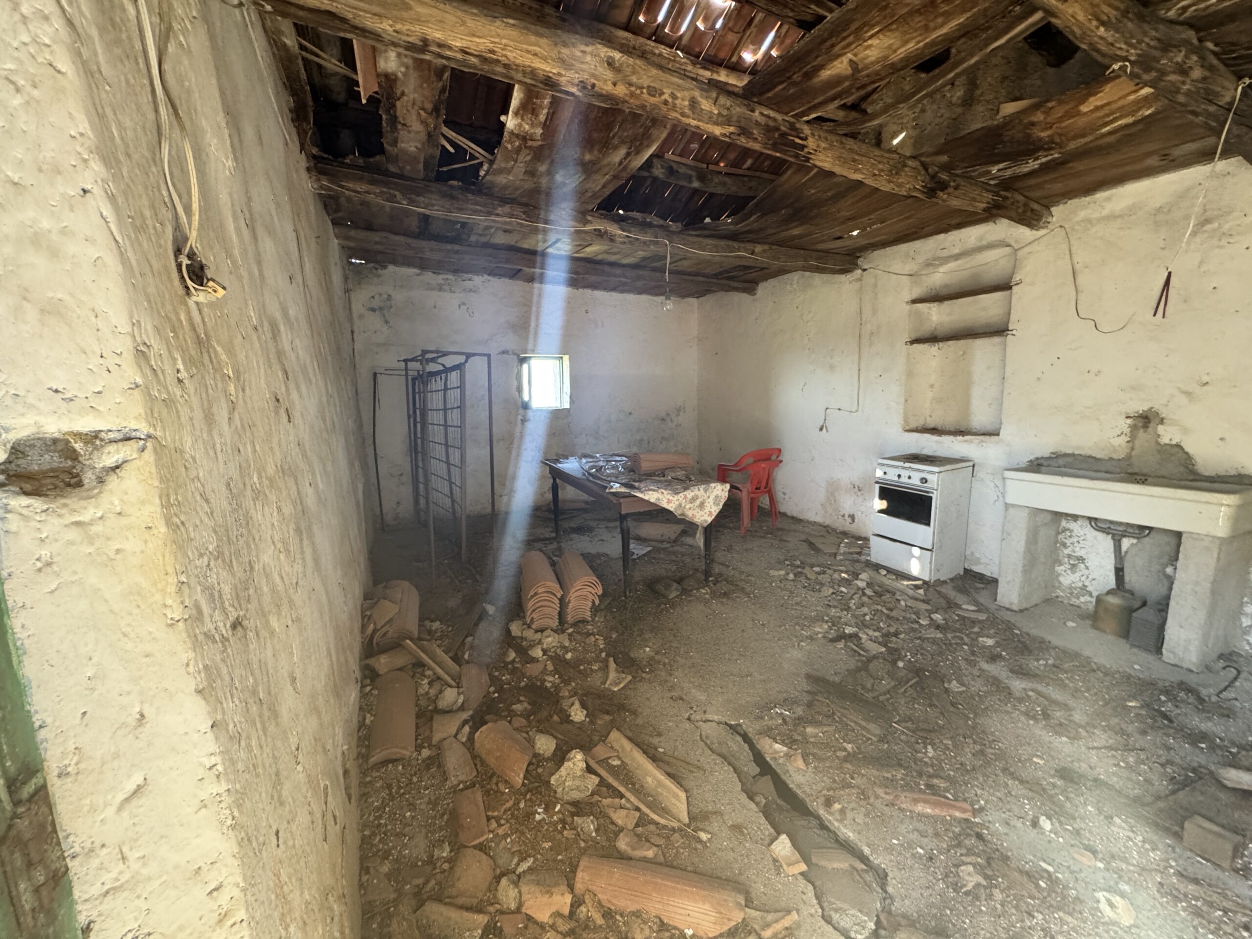 An old debris pit with large grounds and views of the Tyrrhenian Sea.