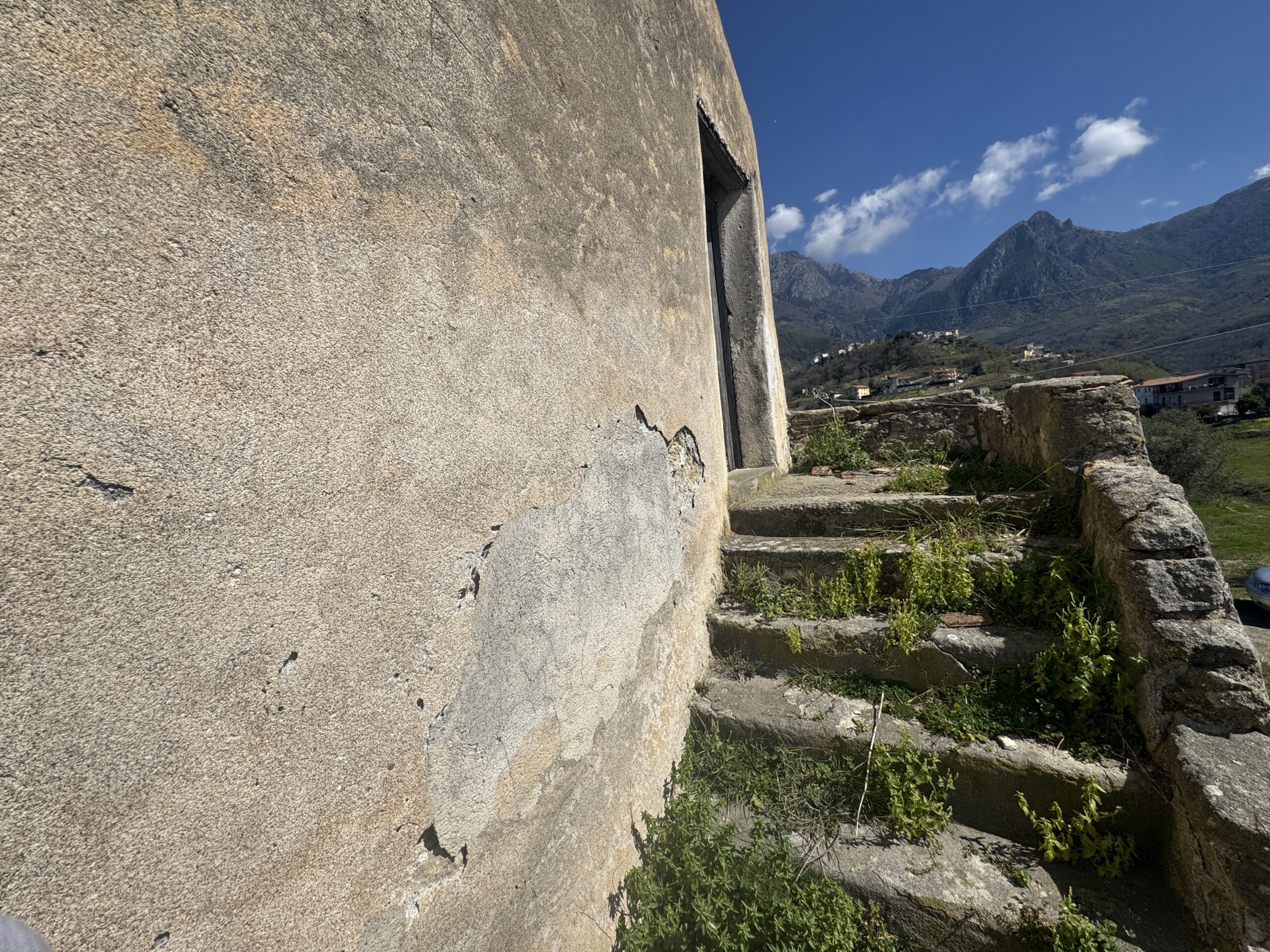 An old debris pit with large grounds and views of the Tyrrhenian Sea.