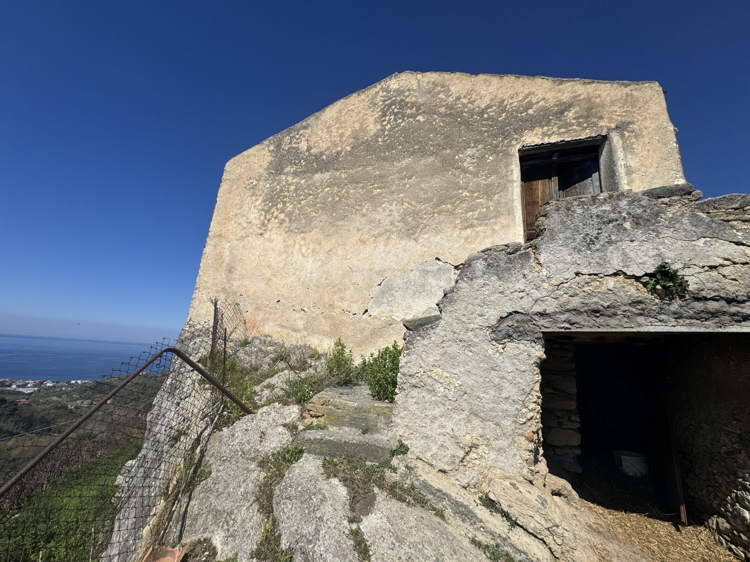 An old debris pit with large grounds and views of the Tyrrhenian Sea.