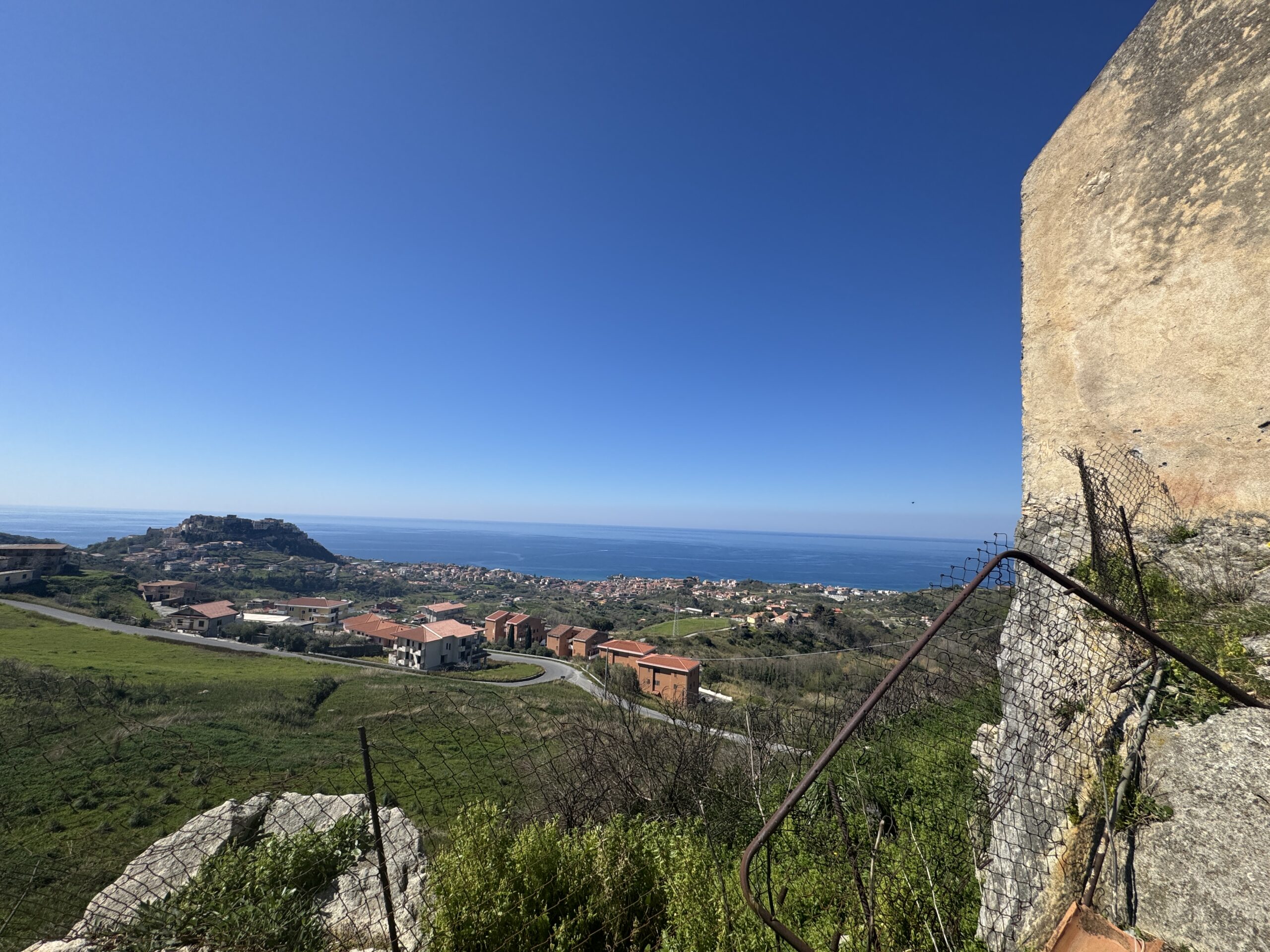 An old debris pit with large grounds and views of the Tyrrhenian Sea.
