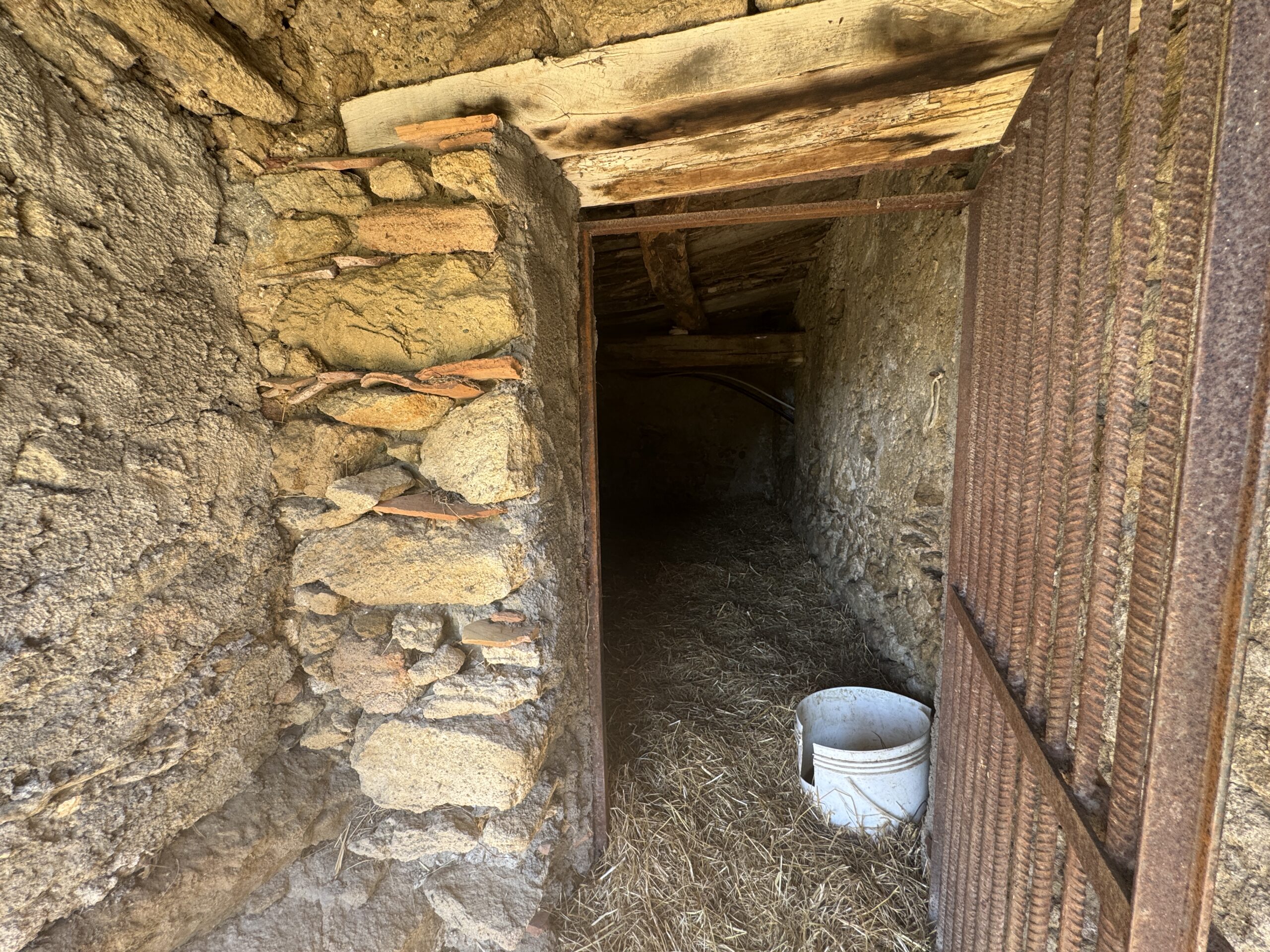 An old debris pit with large grounds and views of the Tyrrhenian Sea.