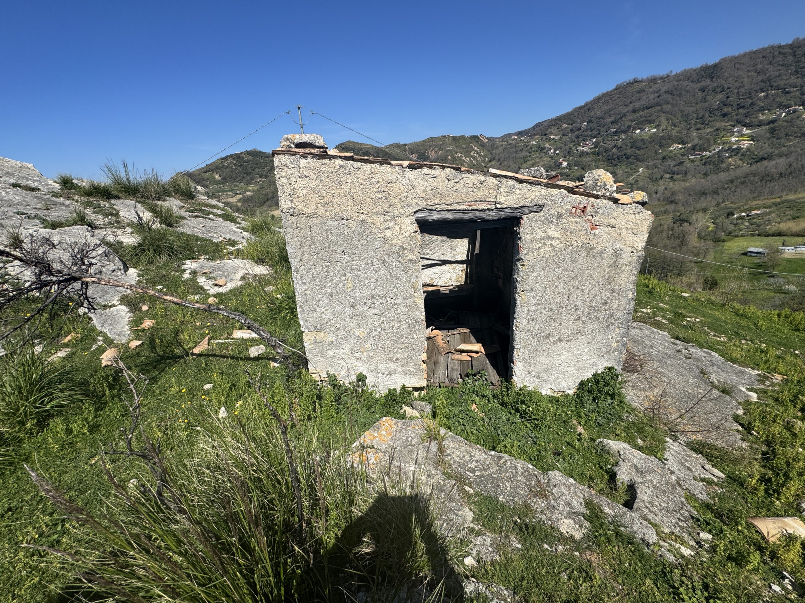 An old debris pit with large grounds and views of the Tyrrhenian Sea.