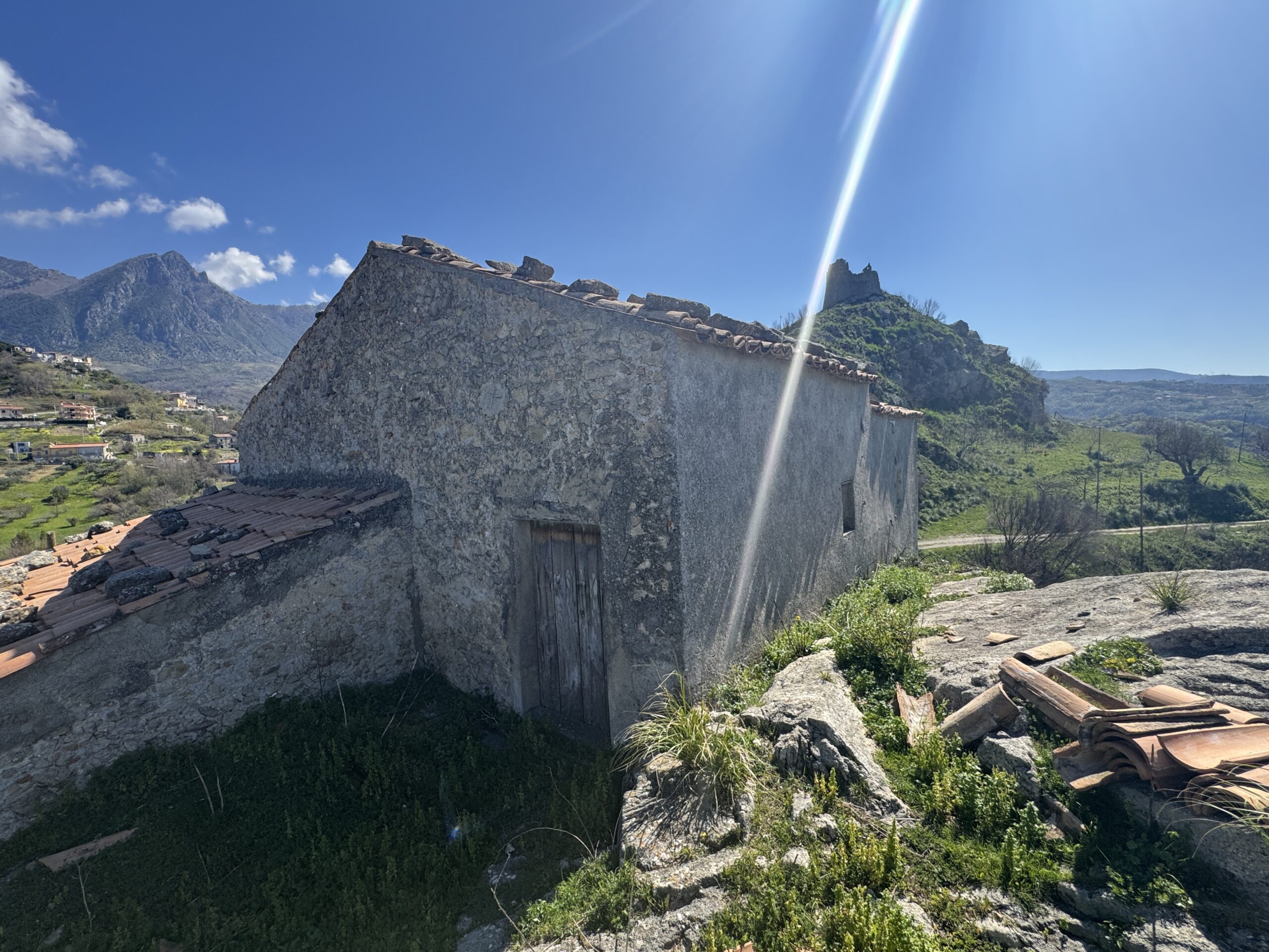 An old debris pit with large grounds and views of the Tyrrhenian Sea.