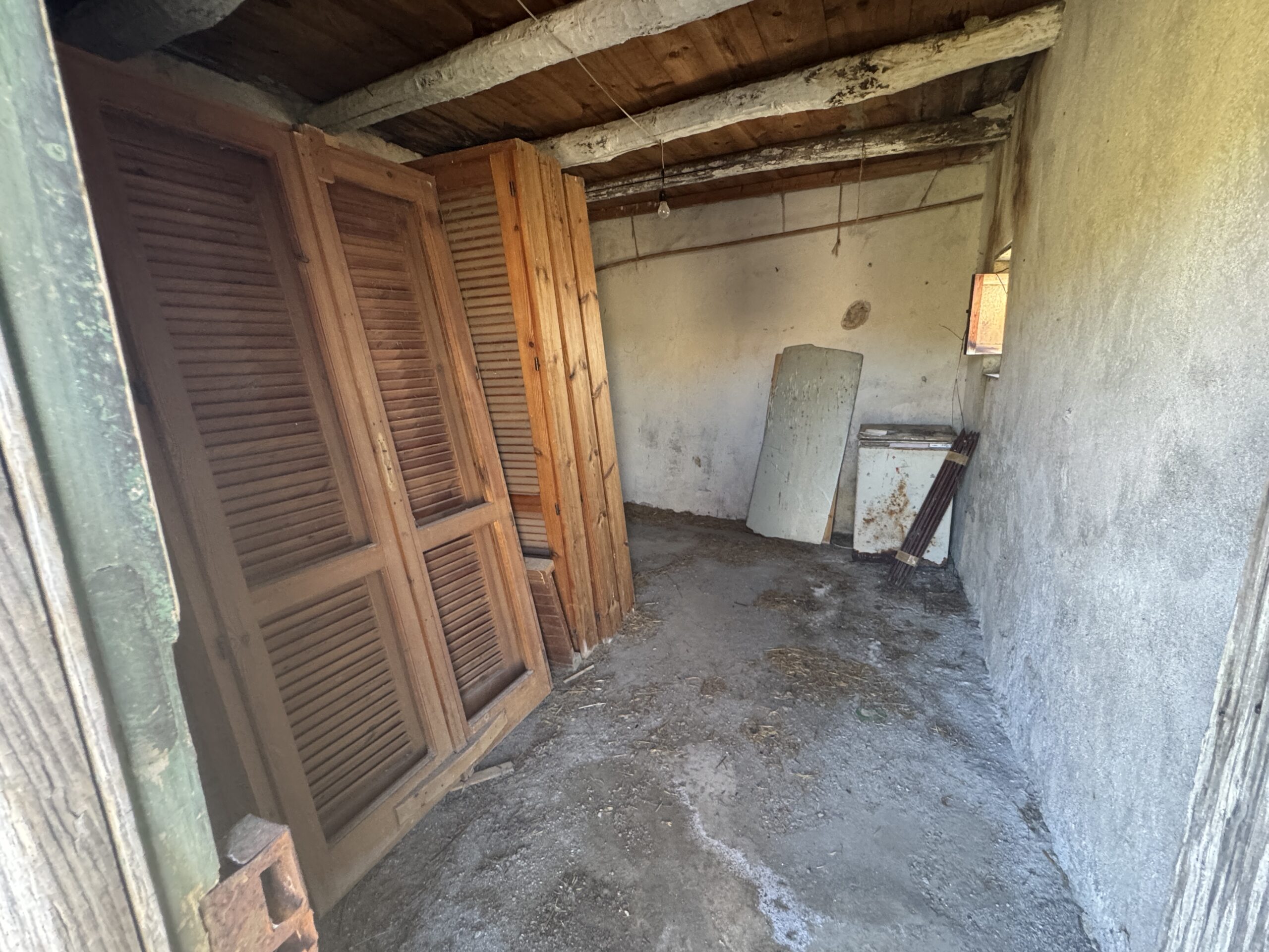 An old debris pit with large grounds and views of the Tyrrhenian Sea.