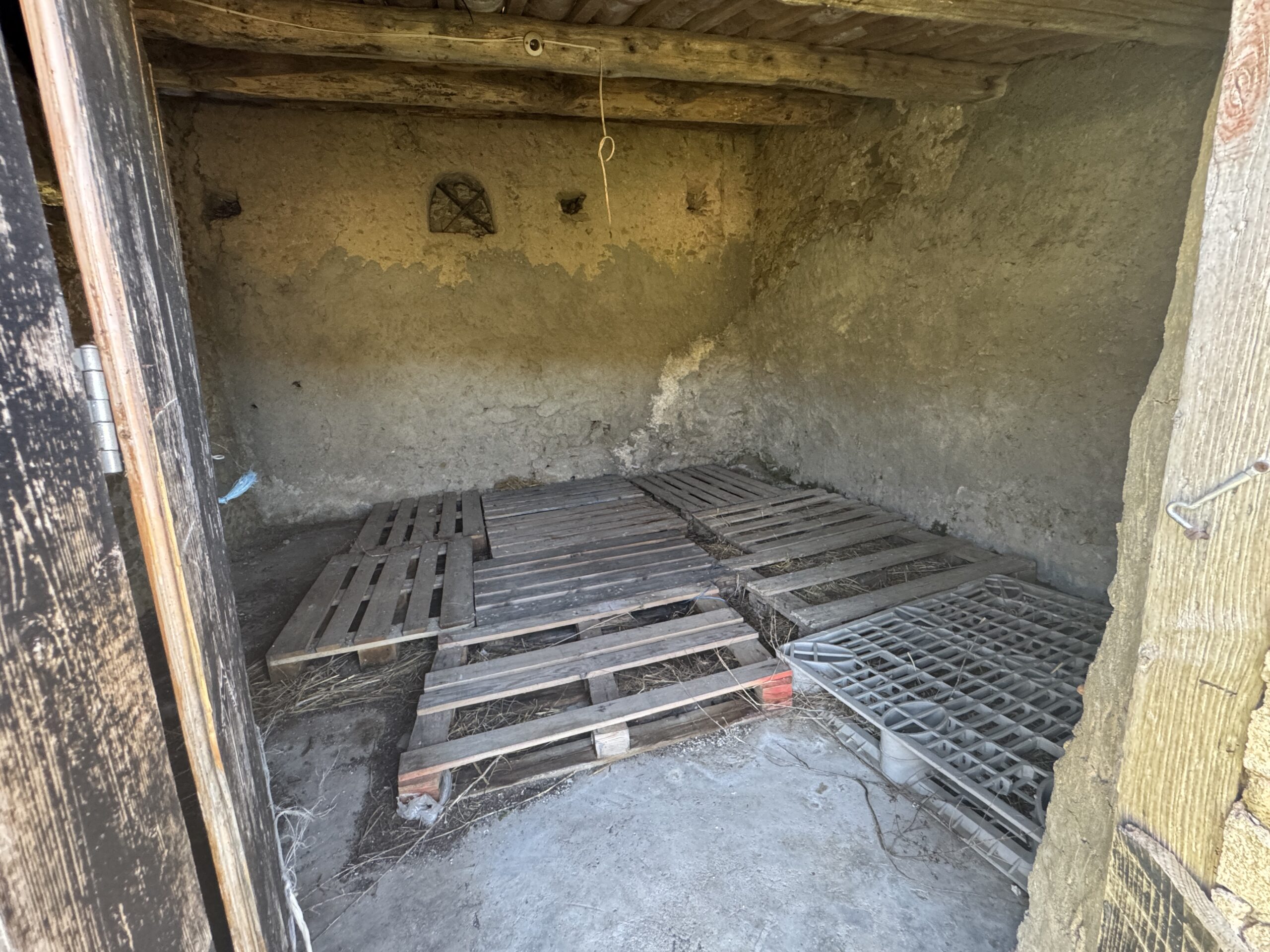 An old debris pit with large grounds and views of the Tyrrhenian Sea.