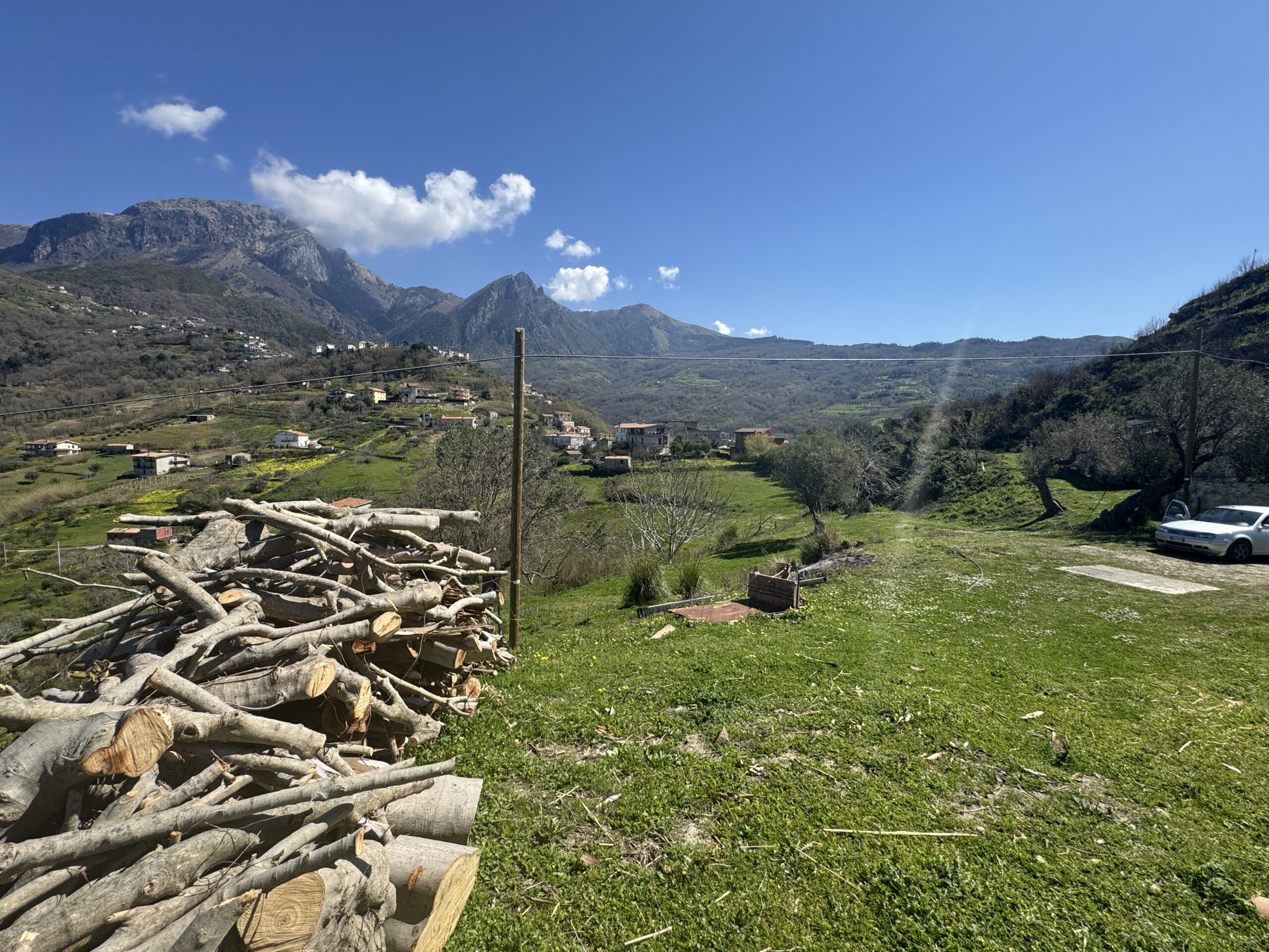 An old debris pit with large grounds and views of the Tyrrhenian Sea.