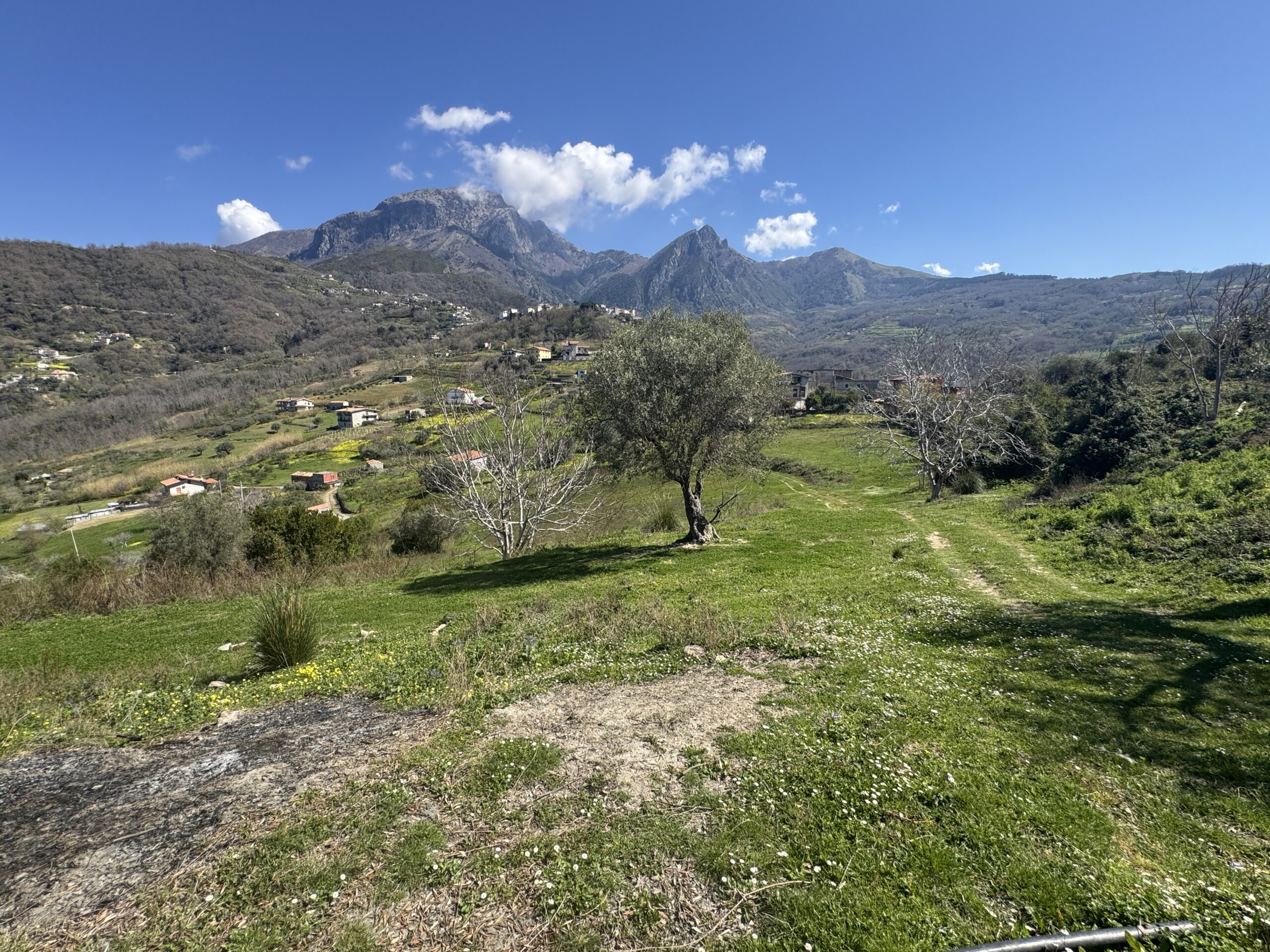 An old debris pit with large grounds and views of the Tyrrhenian Sea.