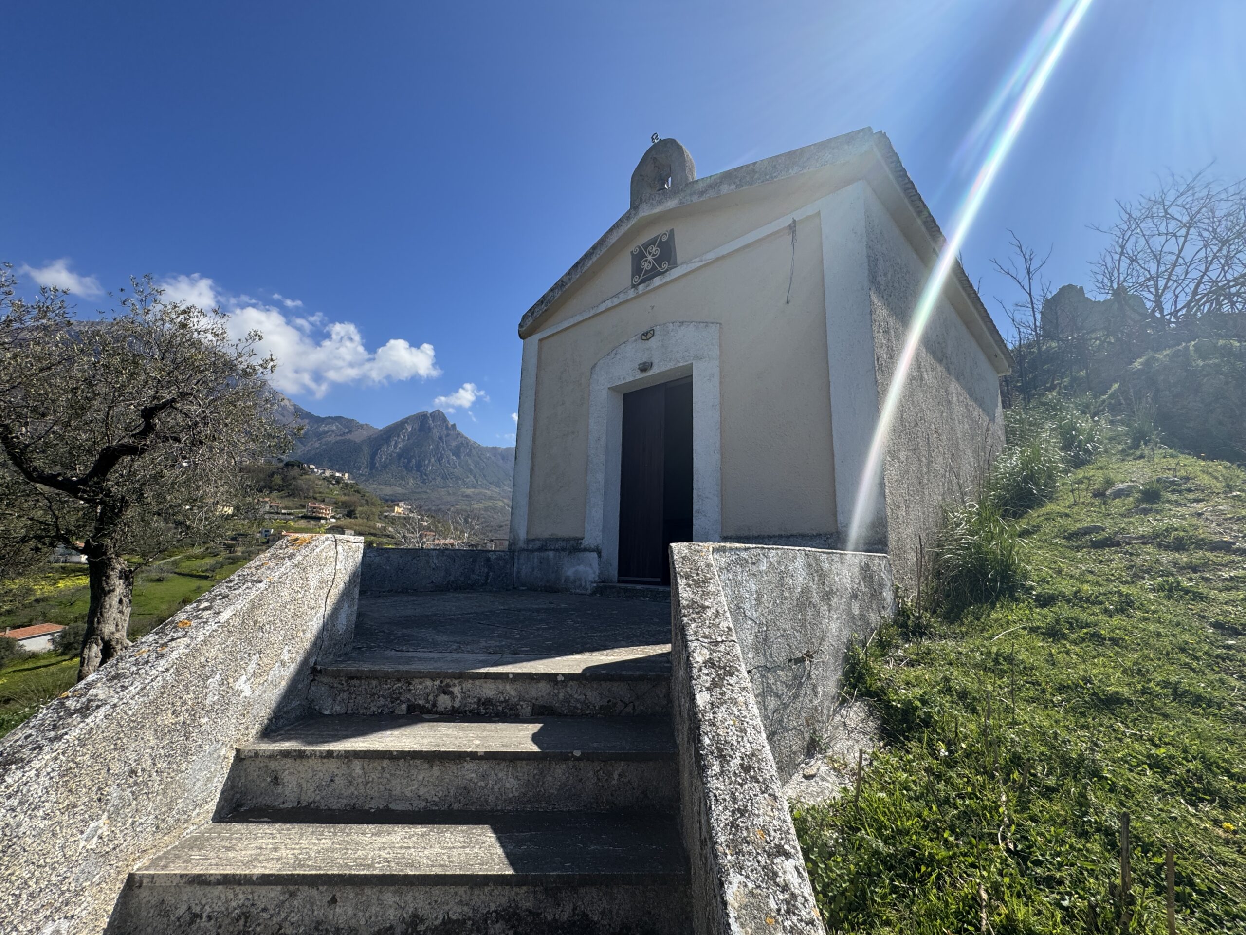 An old debris pit with large grounds and views of the Tyrrhenian Sea.