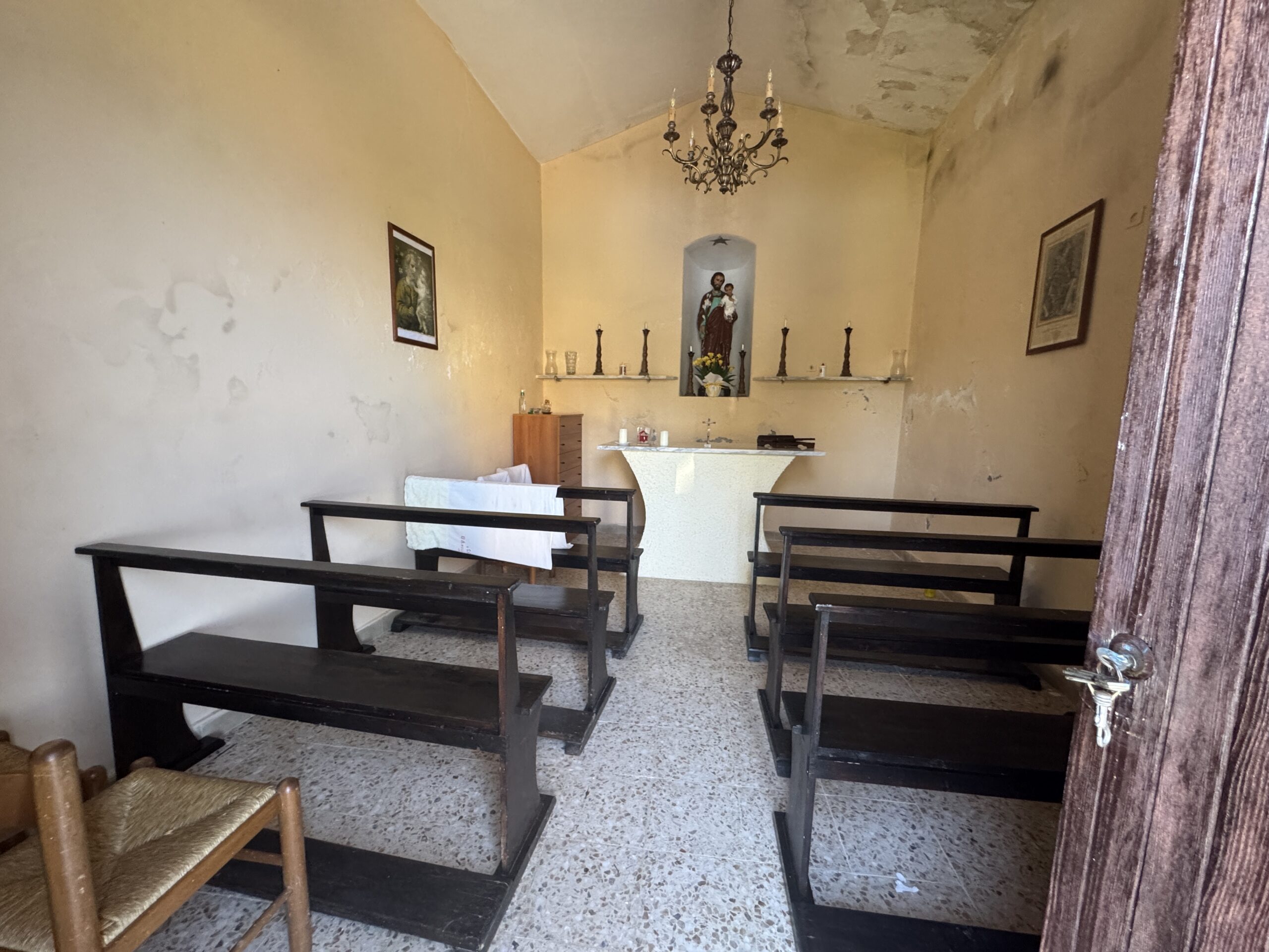 An old debris pit with large grounds and views of the Tyrrhenian Sea.