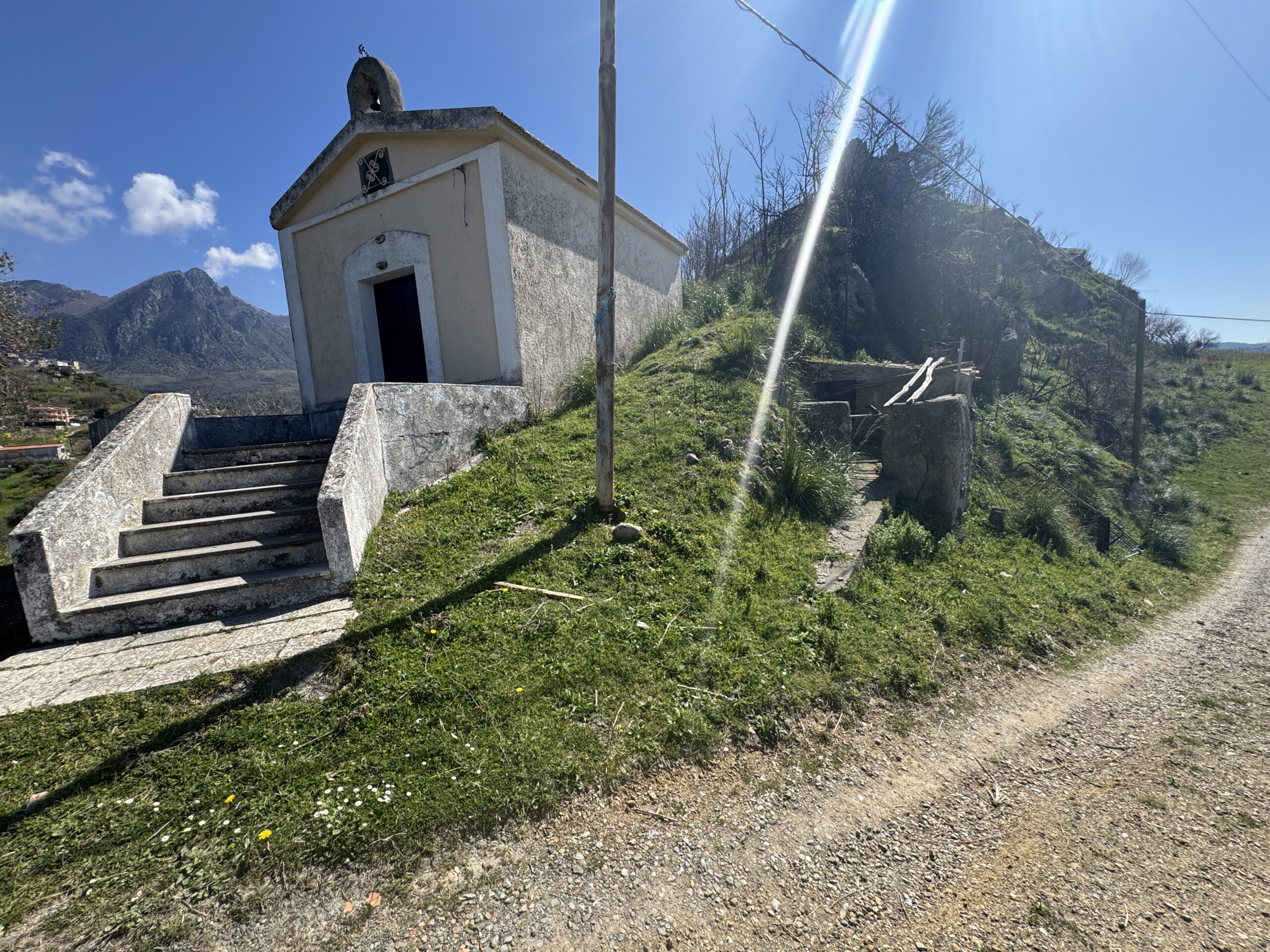 An old debris pit with large grounds and views of the Tyrrhenian Sea.