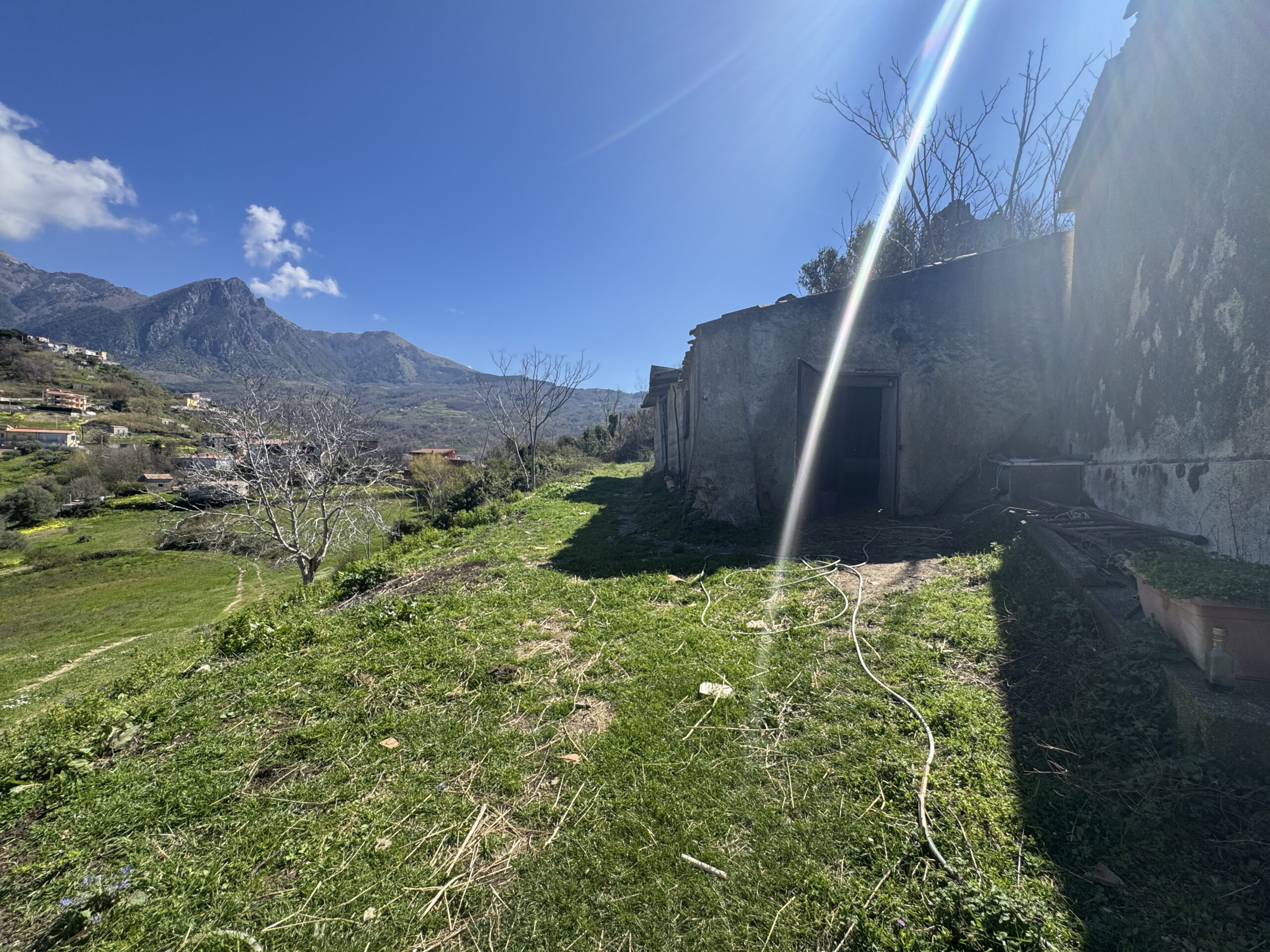 An old debris pit with large grounds and views of the Tyrrhenian Sea.