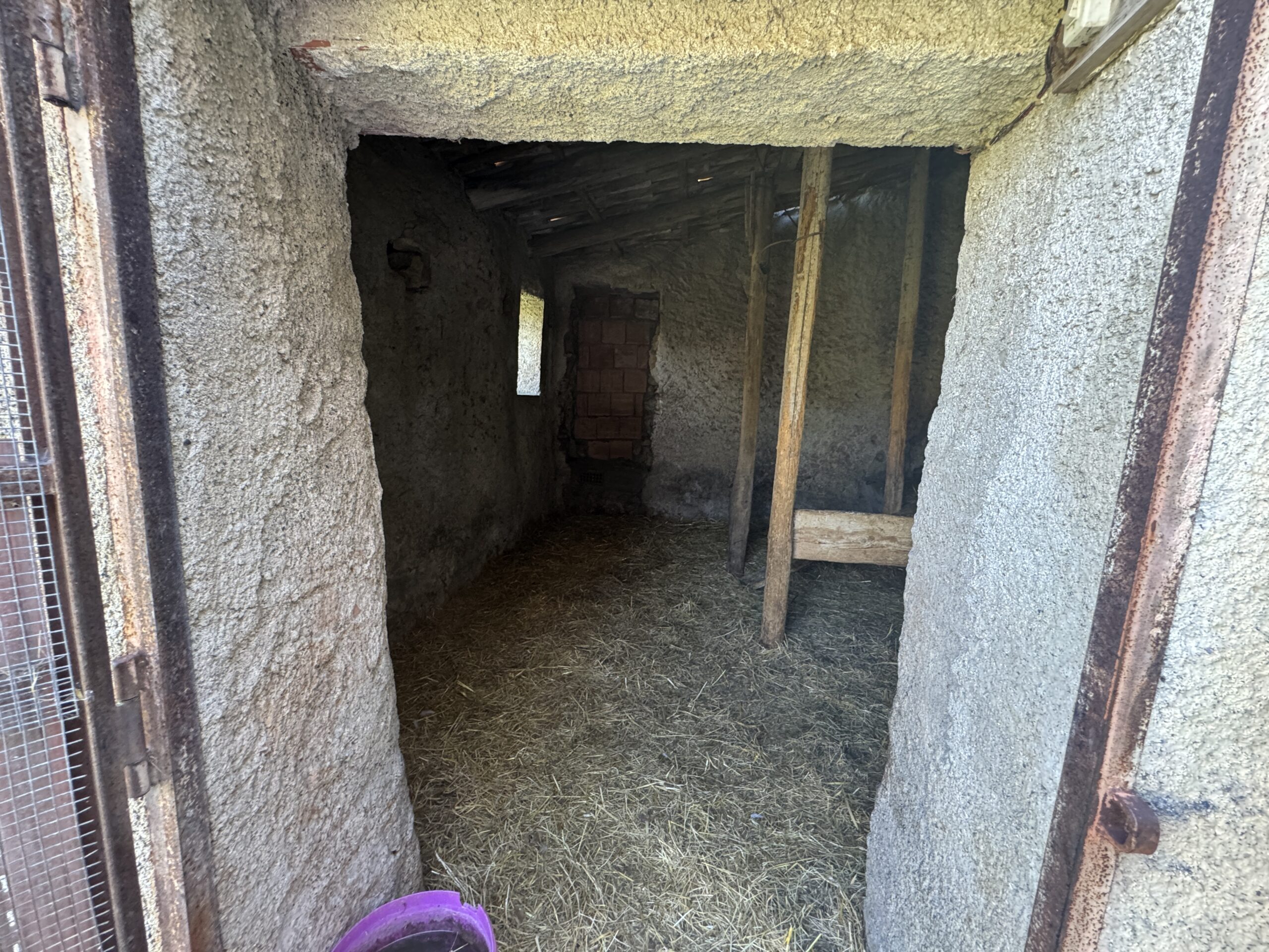 An old debris pit with large grounds and views of the Tyrrhenian Sea.