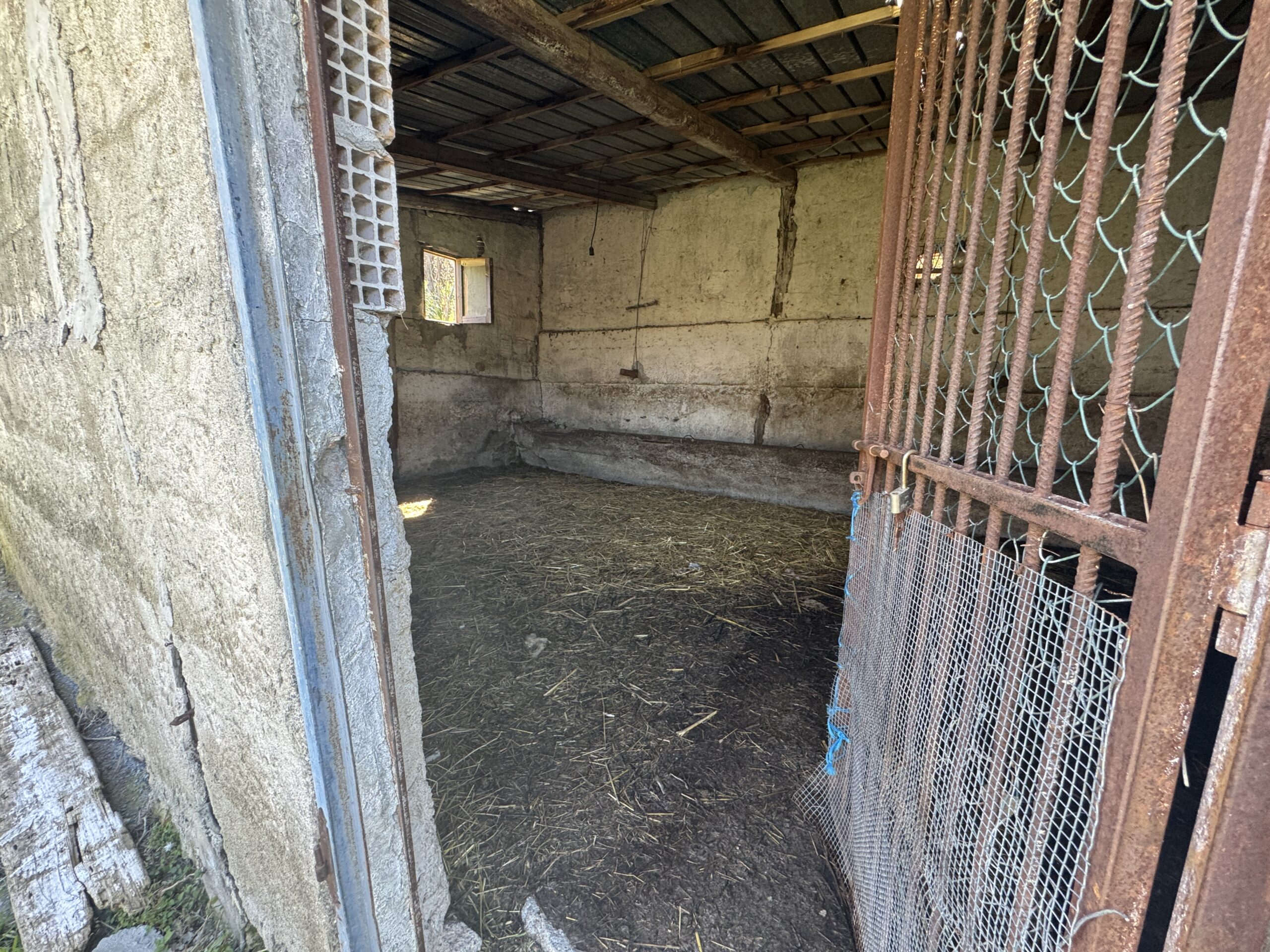 An old debris pit with large grounds and views of the Tyrrhenian Sea.