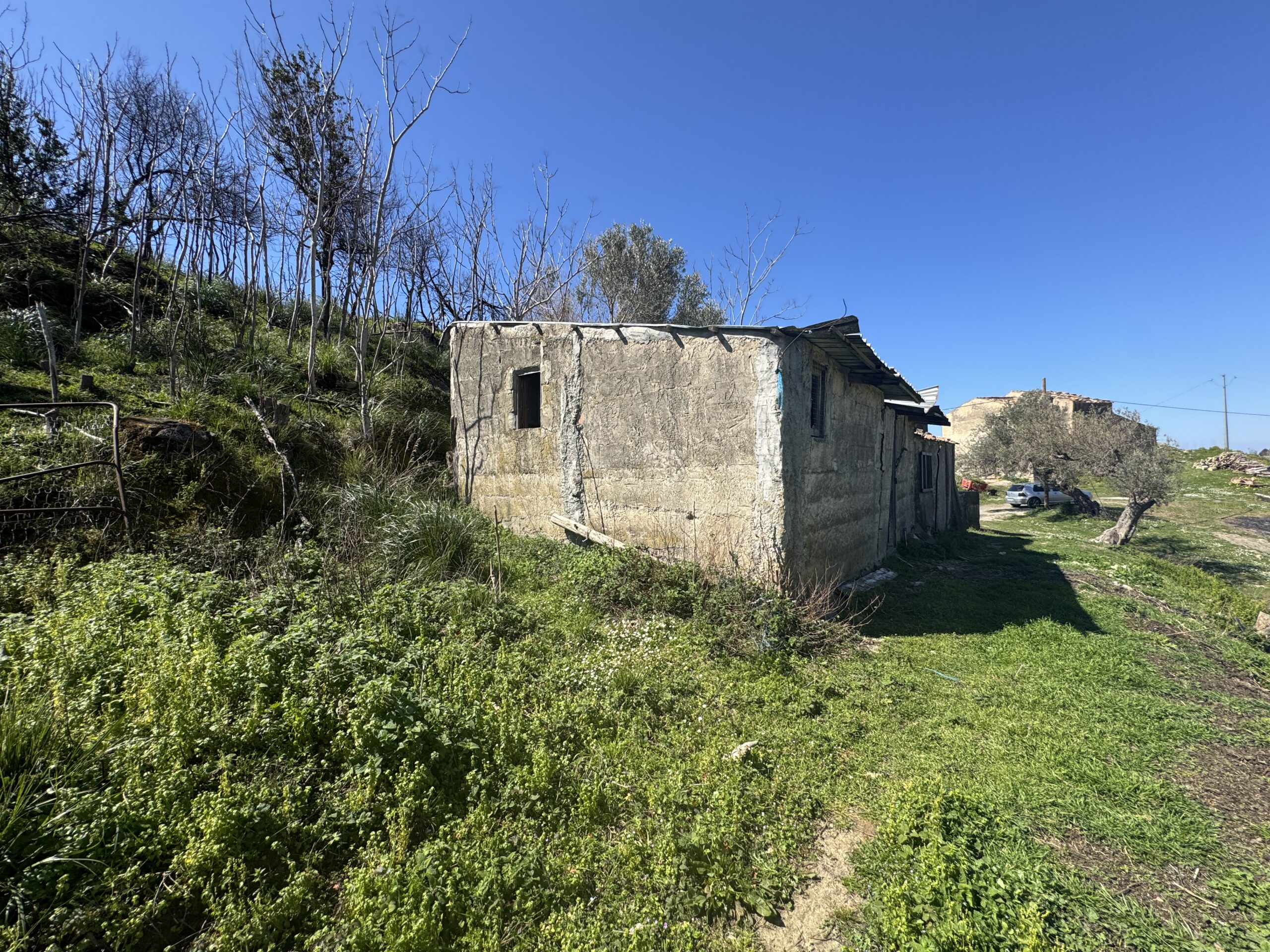 An old debris pit with large grounds and views of the Tyrrhenian Sea.