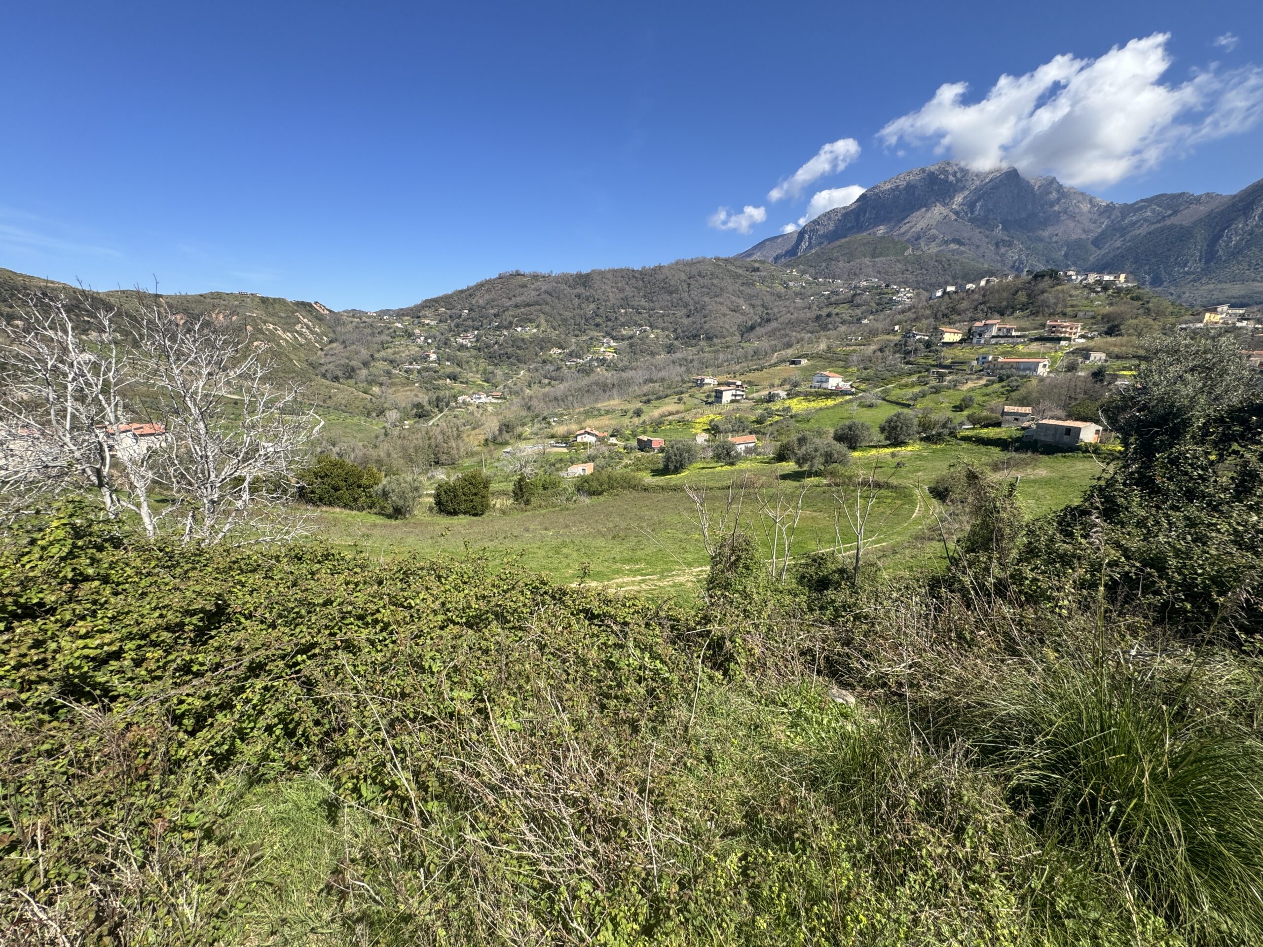 An old debris pit with large grounds and views of the Tyrrhenian Sea.