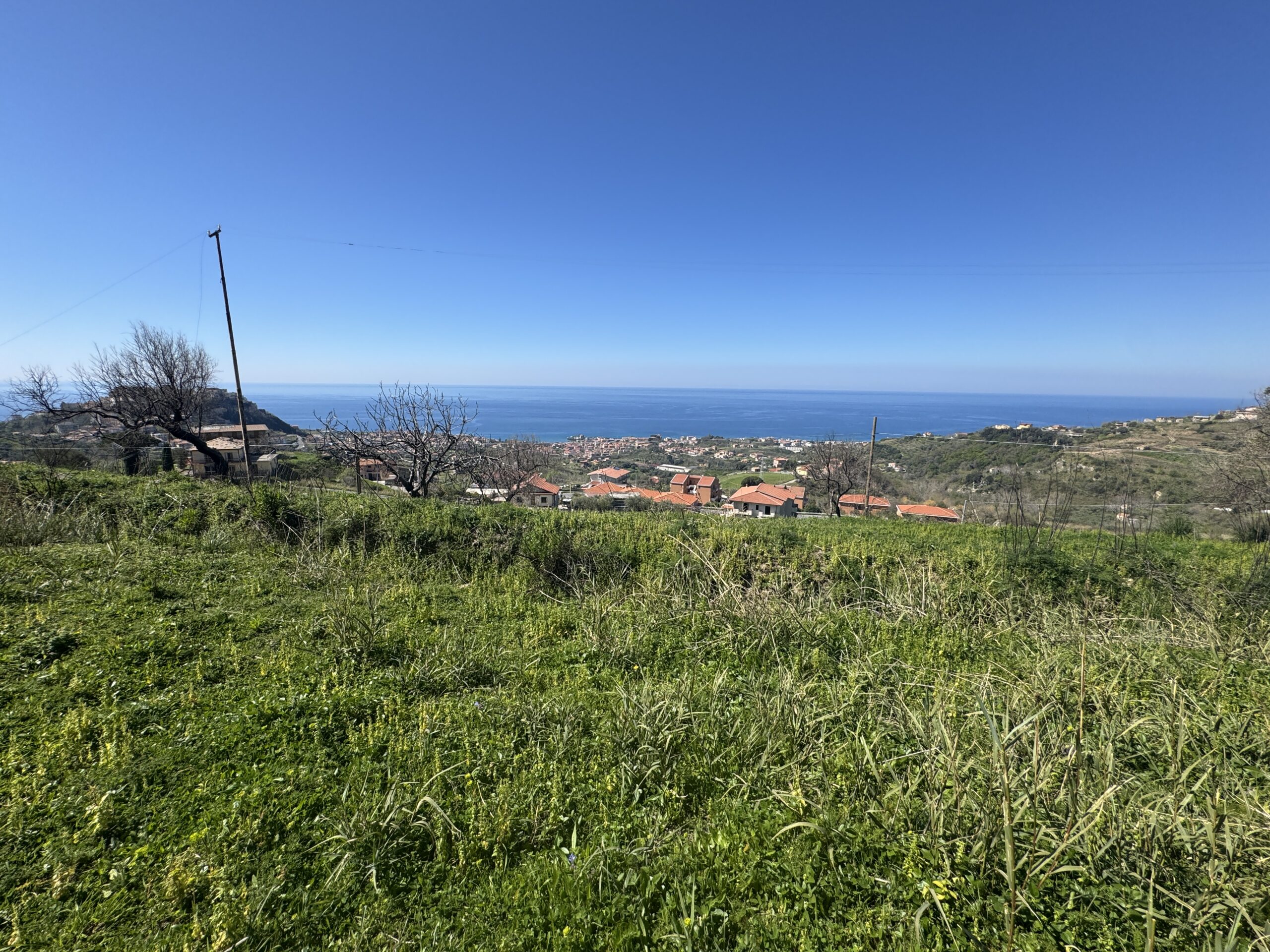 An old debris pit with large grounds and views of the Tyrrhenian Sea.