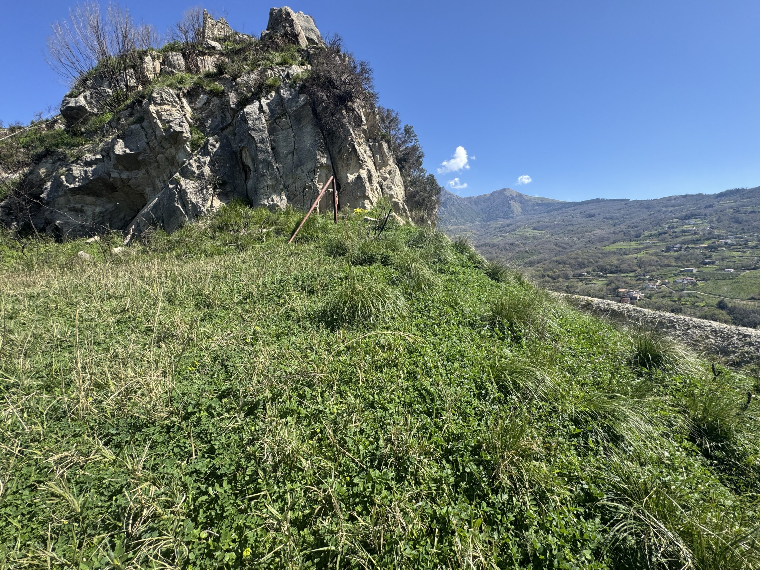 An old debris pit with large grounds and views of the Tyrrhenian Sea.