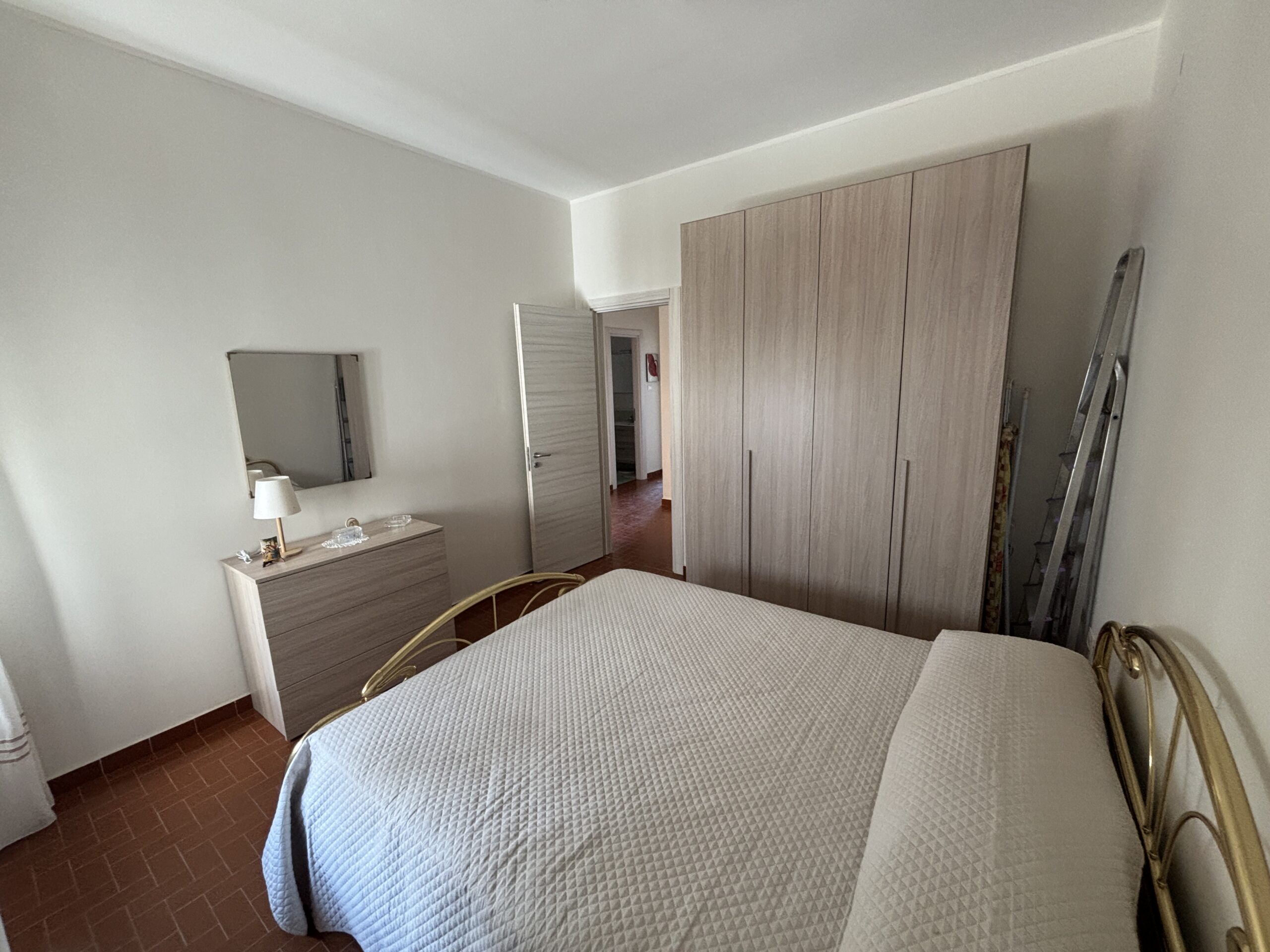 Large flat in Toremezzo di Falconara by the sea.